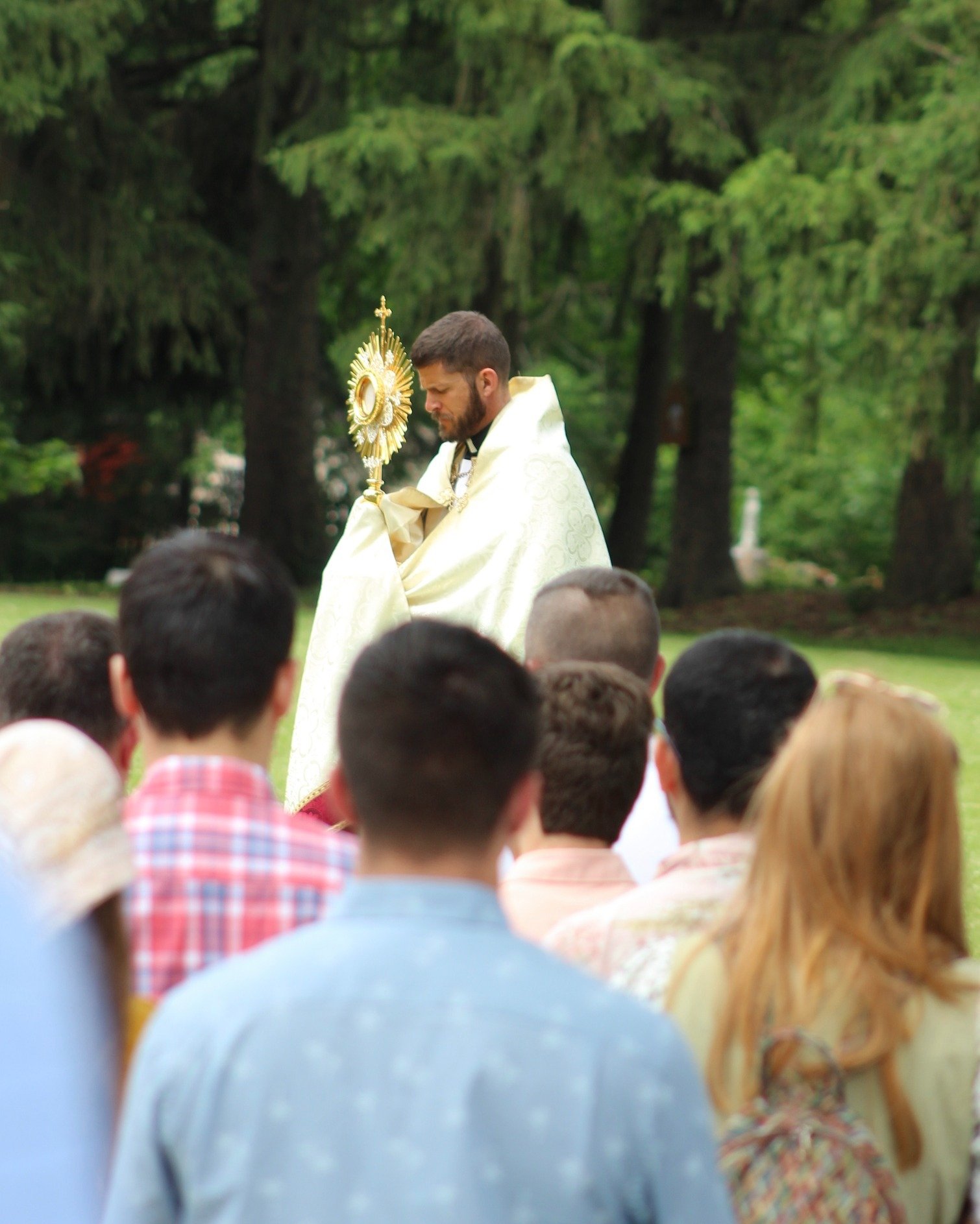 ✨We're counting down the days (only 5!!) until we get to join our Lord on a procession around the block in honor of His most Holy Body and Blood... and we'd love for you to join us! 🙌

📅Sunday, June 22nd after the 10:30am Mass. 
🌭A light reception