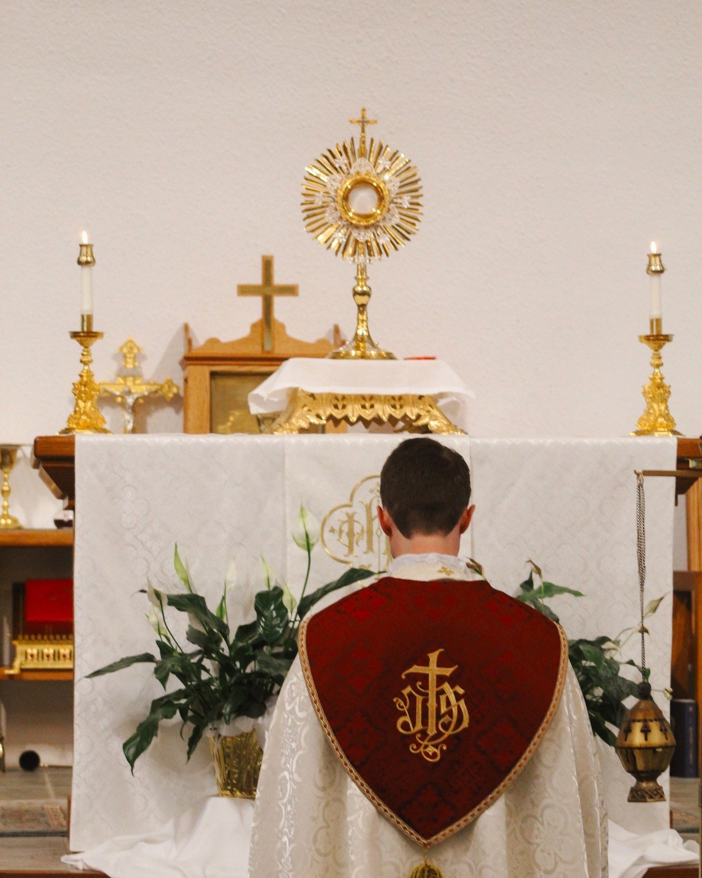✨Reminder✨ Our new Adoration schedule and Wednesday Mass schedule go into place starting tomorrow, May 13th! 

All day adoration will be on Wednesdays instead of Tuesdays and take place in the main church from 9:00am to 8:00pm.

Wednesday evening Mas