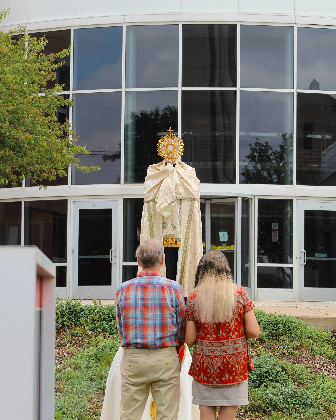Join us on Sunday, June 7th to celebrate the Solemenity of the Most Holy Body and Blood of Jesus with a Eucharistic Procession. 

Following the 10:30am Mass on June 7th we will process around the block together adoring our Lord and singing hymns. Lig