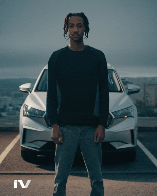 ENYAQ_2021_SoMe_FIRST_DATE_GRILL_POSE_4x5_ENG_0.05_GIF.gif
