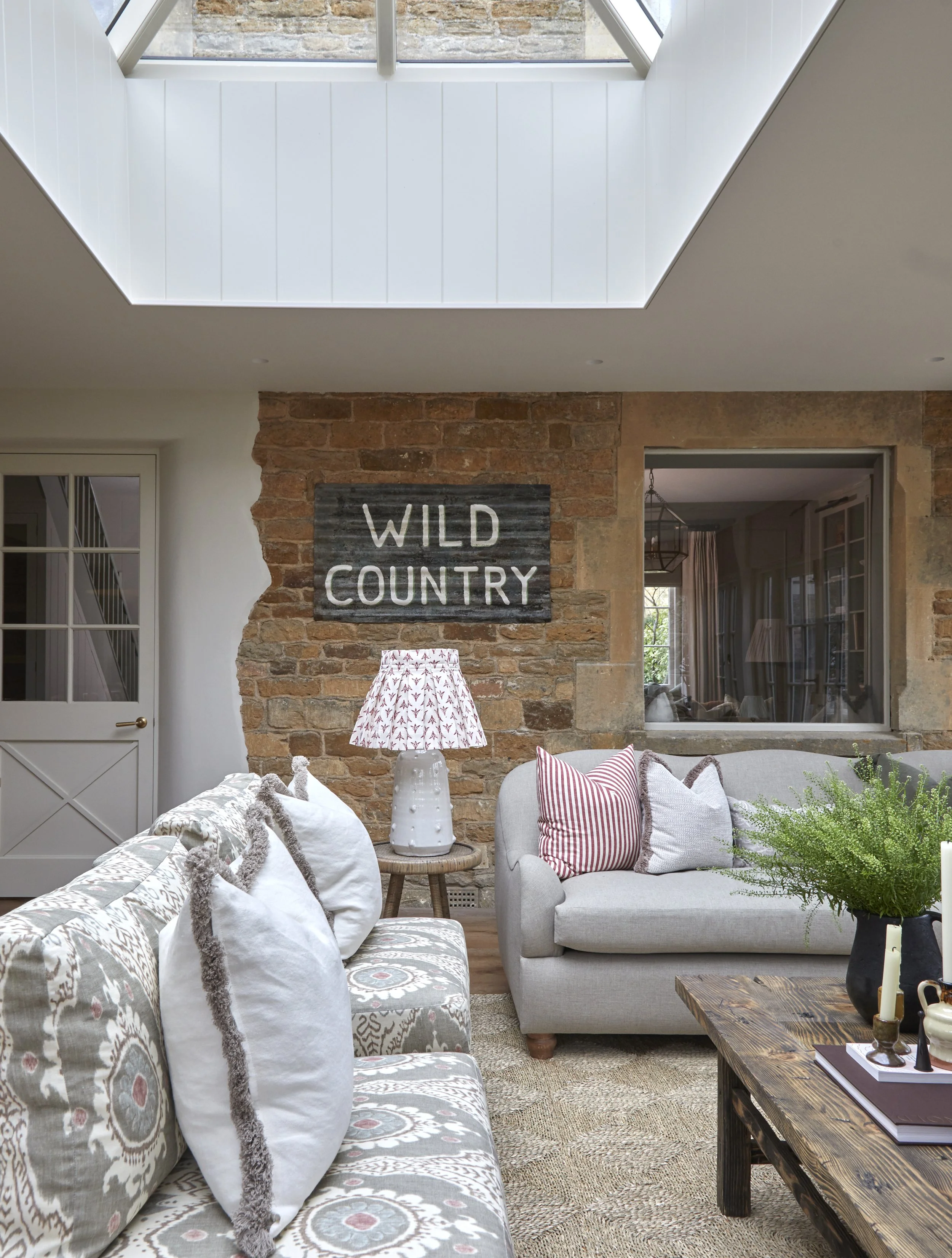 Living room-01.jpg