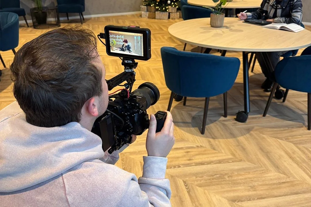 Waarom authentieke content van personeel goud waard is (en beter werkt dan stockfoto’s)