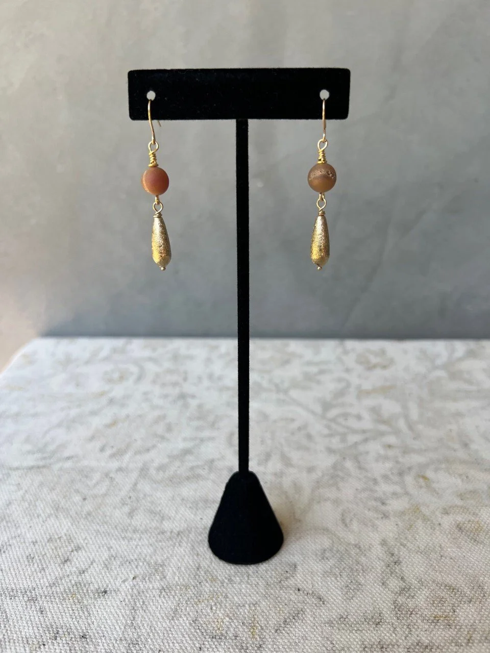 gold-bearing quartz with gold pendant earrings