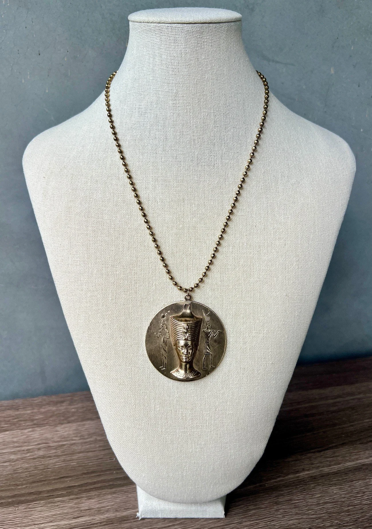 queen nefertiti medallion necklace