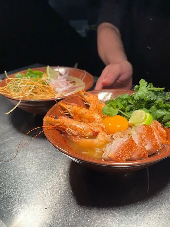 Our Tom Yum Mama from our new lunch menu is inspired by the famous dish from jeh o chula in the banthattong area of Bangkok.

We serve ours with @saltersfreerangefarm crispy pork belly, Atlantic prawns, fresh noodles all in a Dublin bay prawn Tom yum