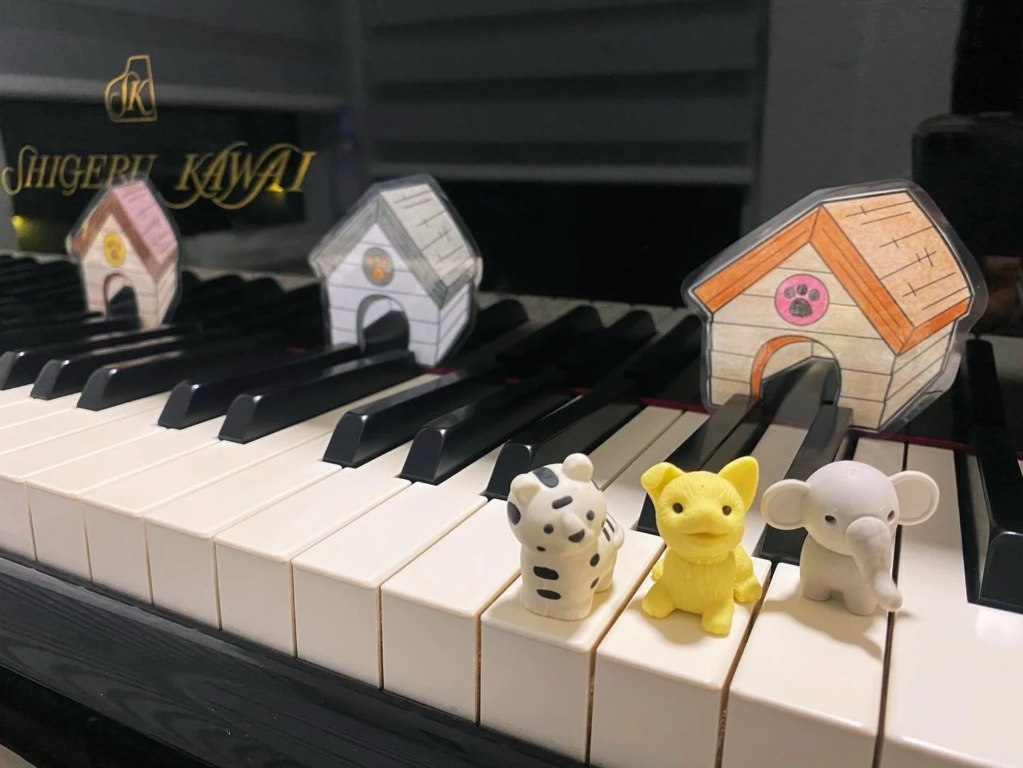 Dog houses and animals make learning piano keys easy and fun for young students! #CDE #pianopedagogy #pianolesson