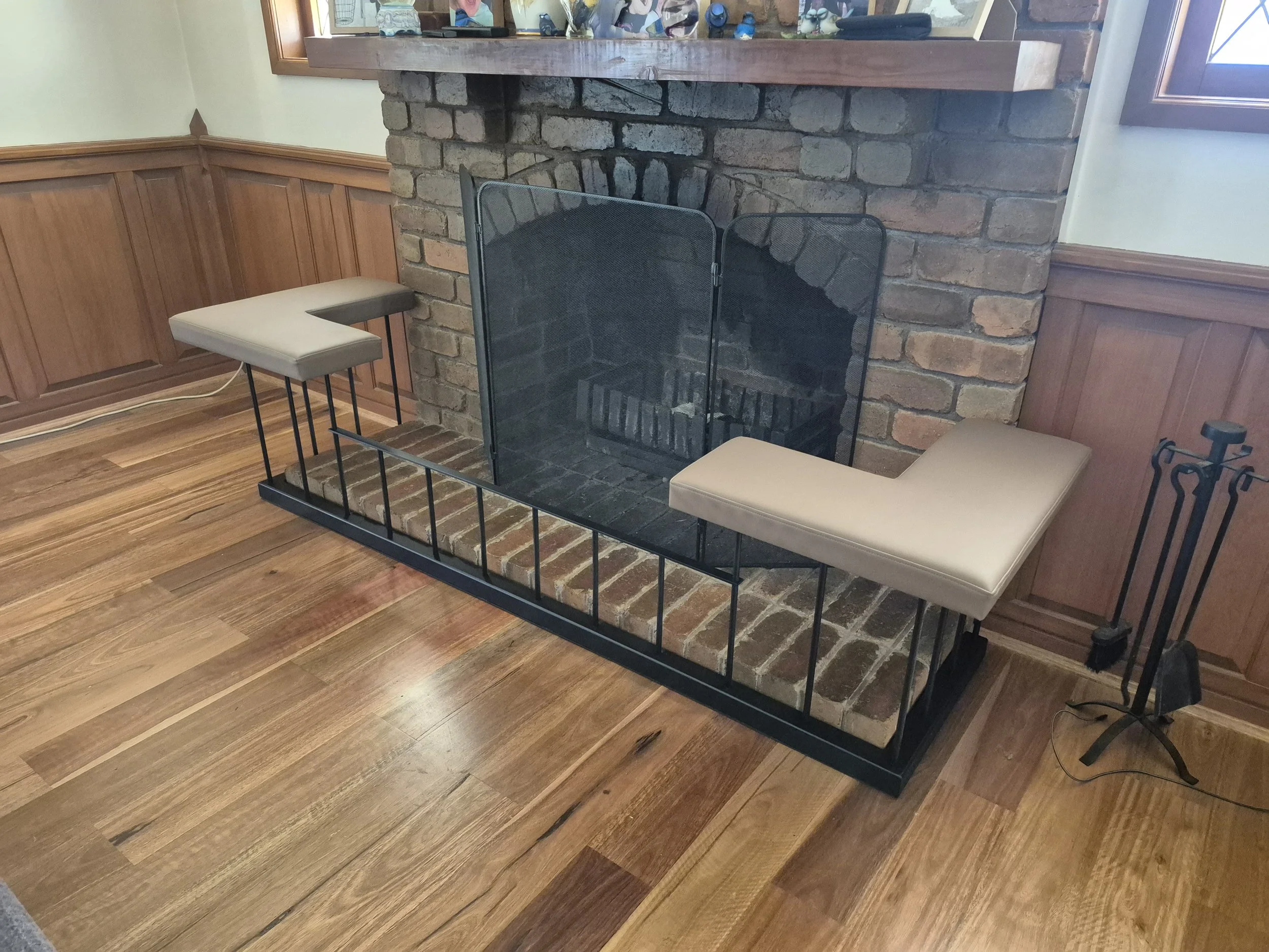 Steel fireplace fender with leather seats