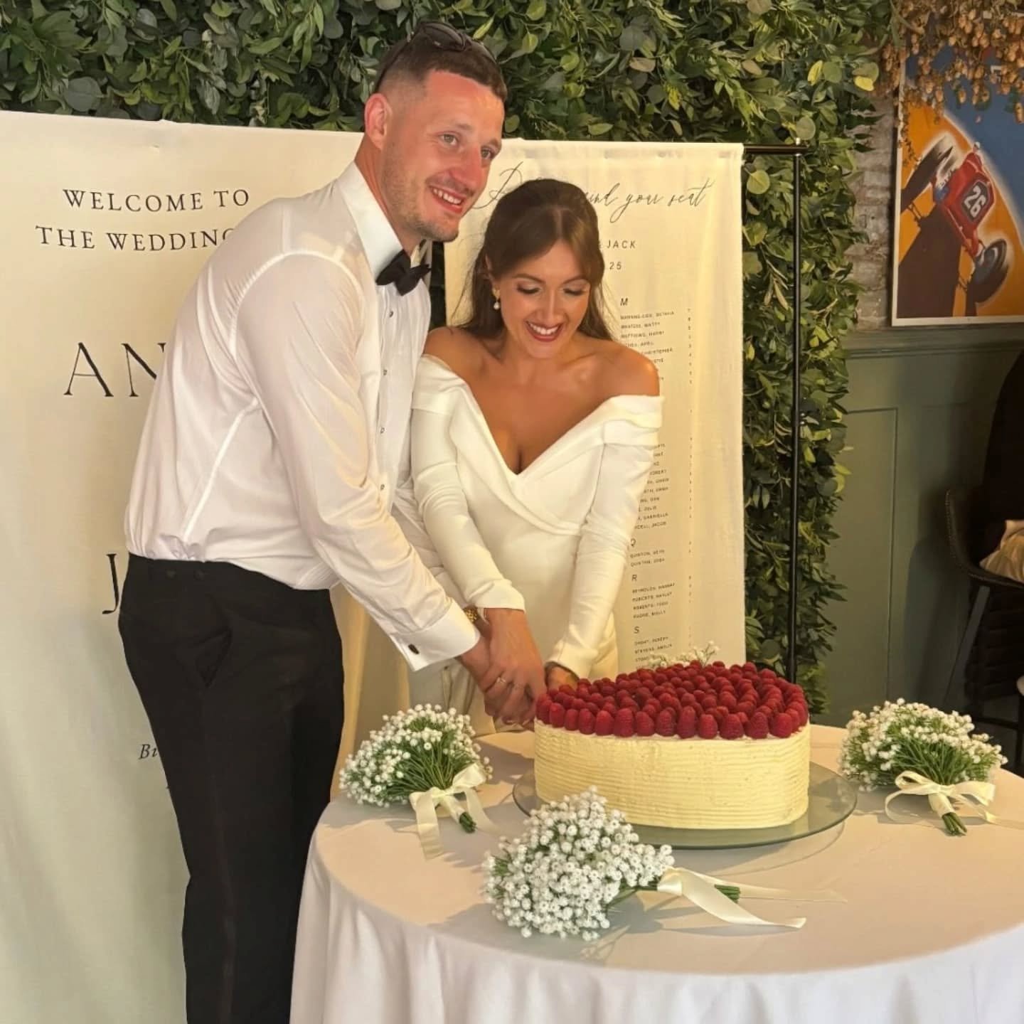 The cake table of dreams!! 🍰

I'm obsessed with these gorgeous photos of A&amp;J's cake table, decorated with repurposed church flowers! Such a creative way to give new life to wedding flowers. 👍🏻

And can we take a moment to admire this stunning 