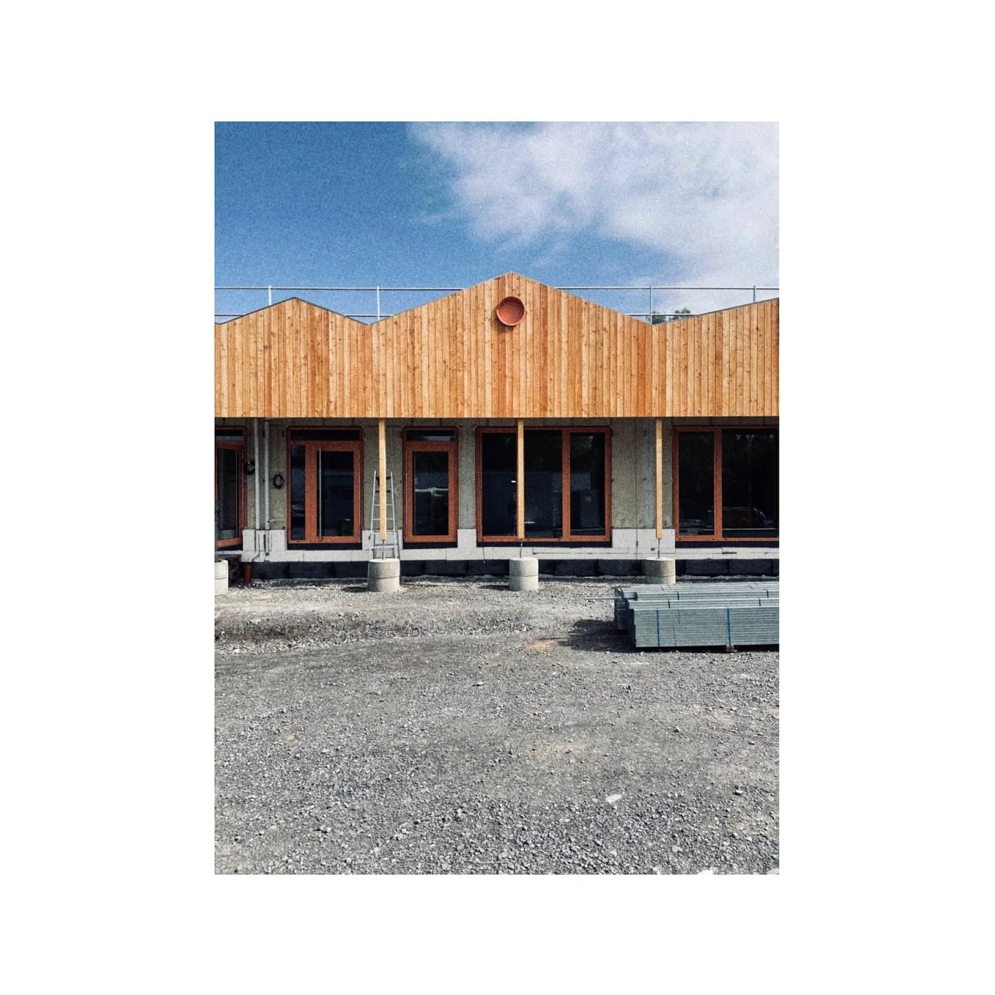 KGN / Stand Baustelle Kindergarten Neckarbischofsheim 
.
.
#ral3012 #woodenfacade #architecture #kindergartendesign #lernenundspielen #kreativerraum #kindergarden #architekturliebe @kleusberg_seit1948 #innovativesdesign #baukunst #kinderfreundlichear