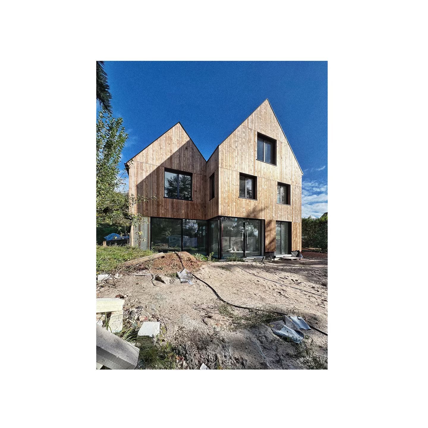 IKI ohne Ger&uuml;st
.
.
#facade #wood #woodworking #architecture #housing #newhome #homeforfamily @zweigiebelhaus #design #black #blackandwood #blackwindows @josko_official #concreteconstruction @andjelic_bauunternehmen #roofing @dach.bros #taunus #