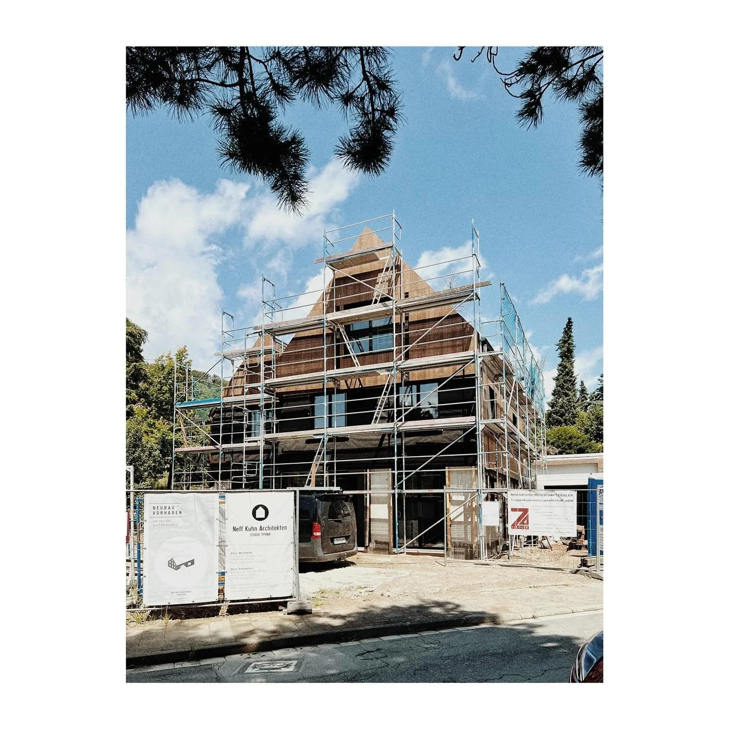 IKI mit Holzfassade
.
.
#facade #wood #woodworking #architecture #housing #newhome #homeforfamily @zweigiebelhaus #design #black #blackandwood #blackwindows @josko_official #concreteconstruction @andjelic_bauunternehmen #roofing @dach.bros #taunus #f