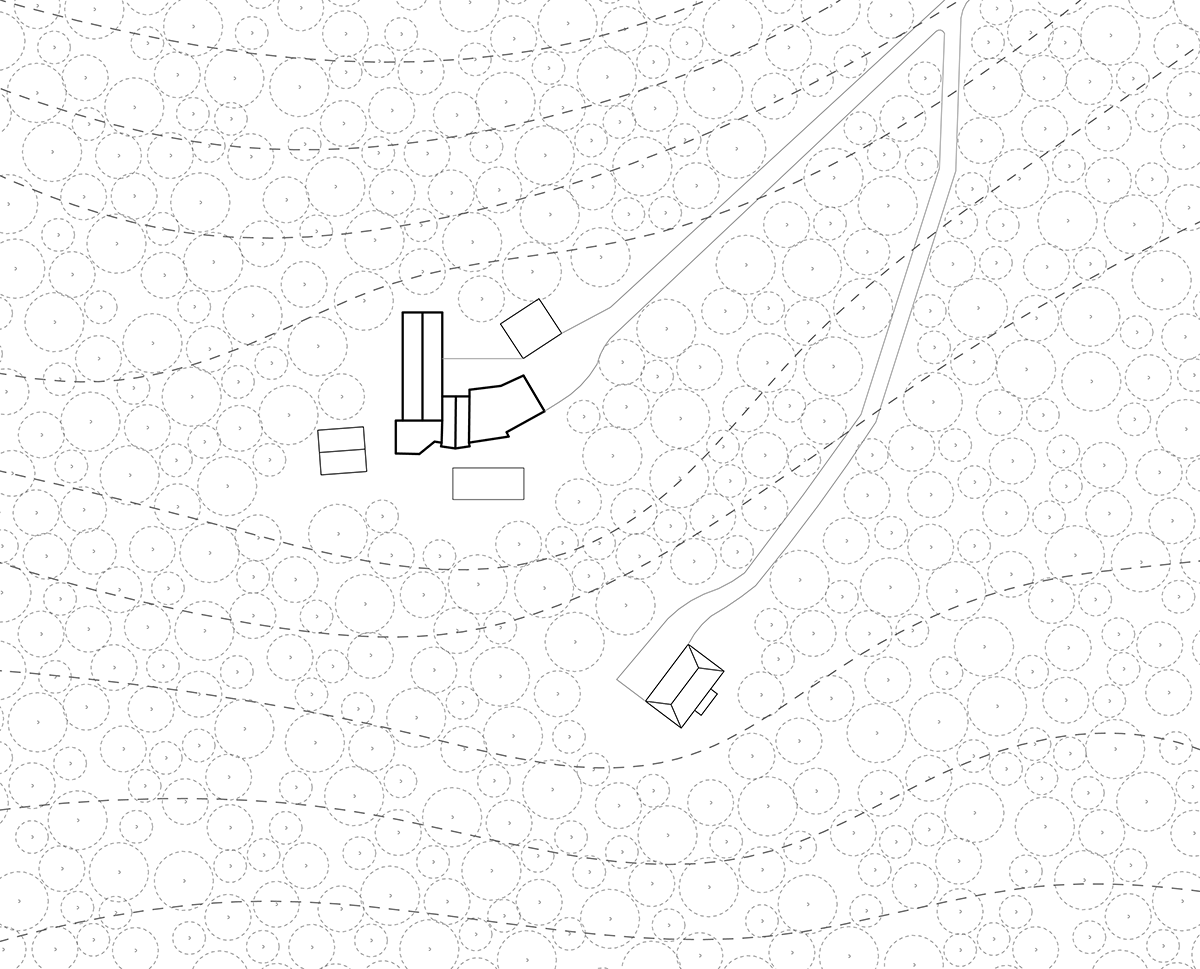 Ein architektonischer Plan eines Geländes mit mehreren Gebäuden, umgeben von Vegetation, auf einer topografischen Karte mit Höhenlinien.