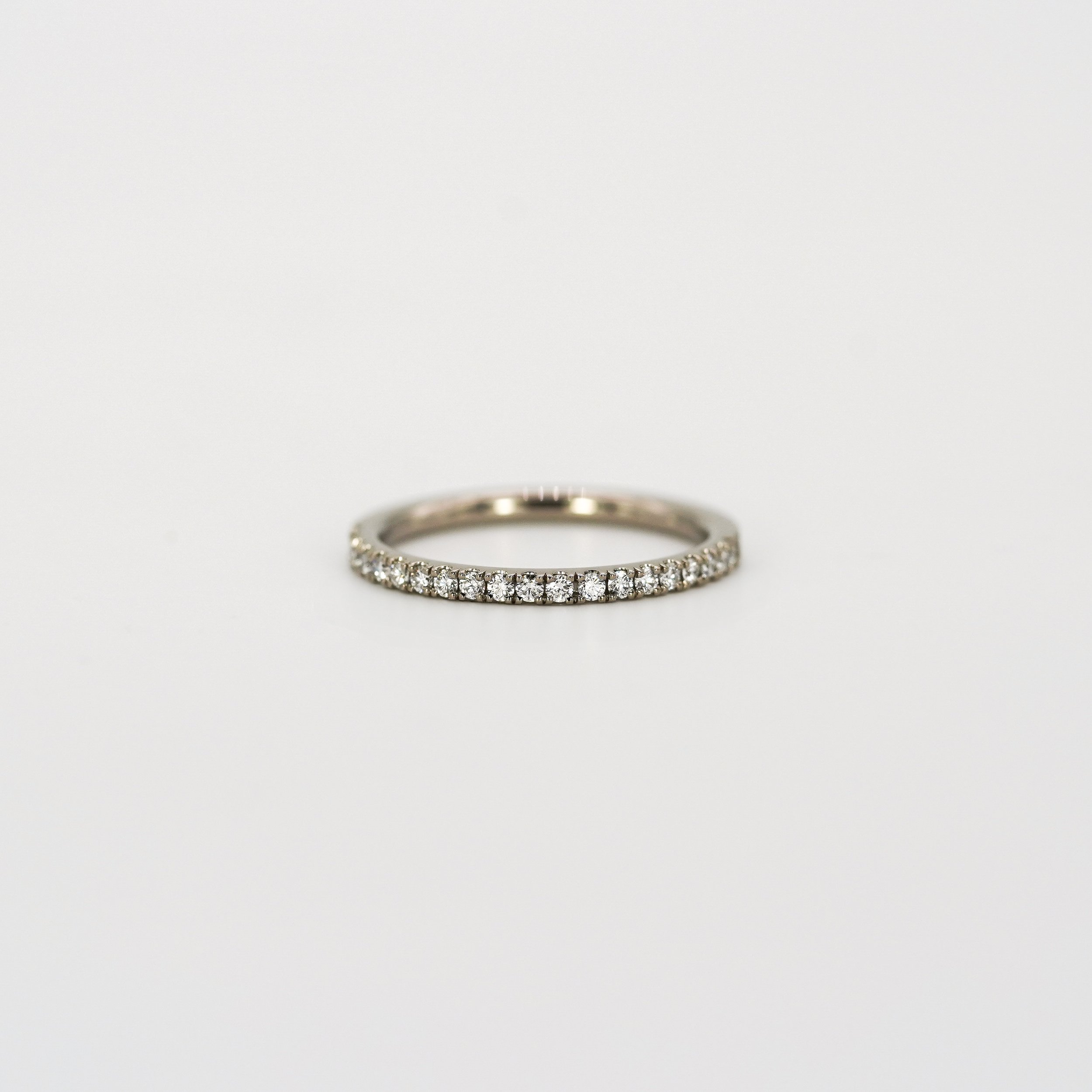 Memoirering in Weißgold mit Diamanten