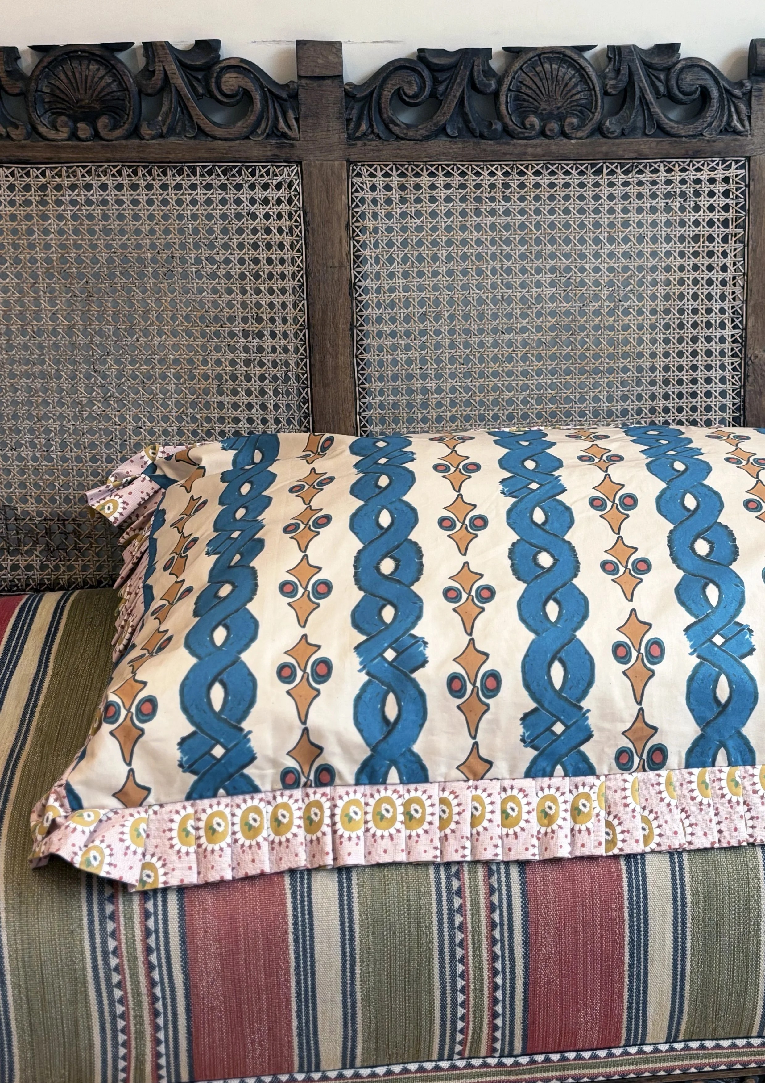 pipo stripe dog bed 7.jpg