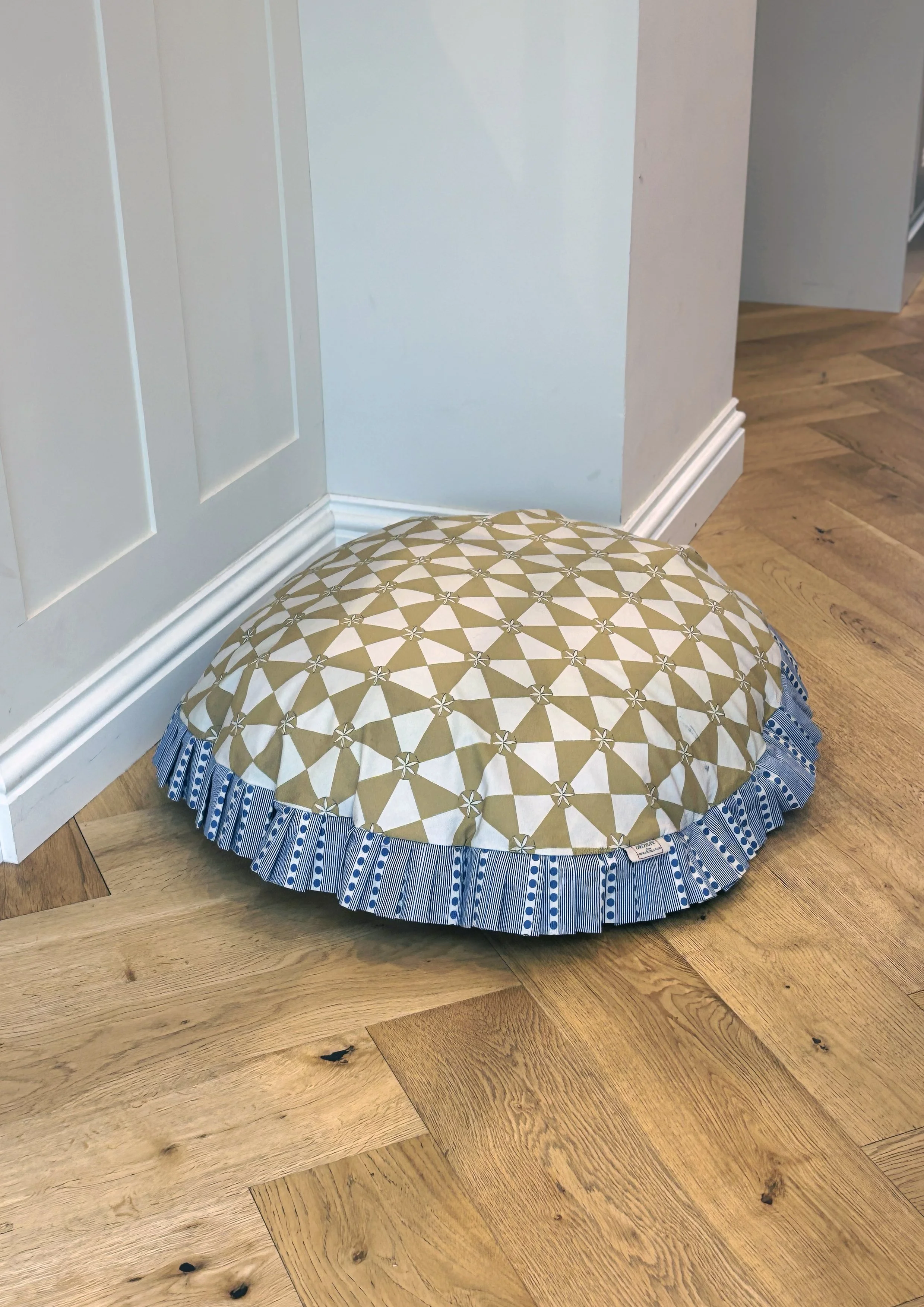 yellow checker dog bed2.jpg