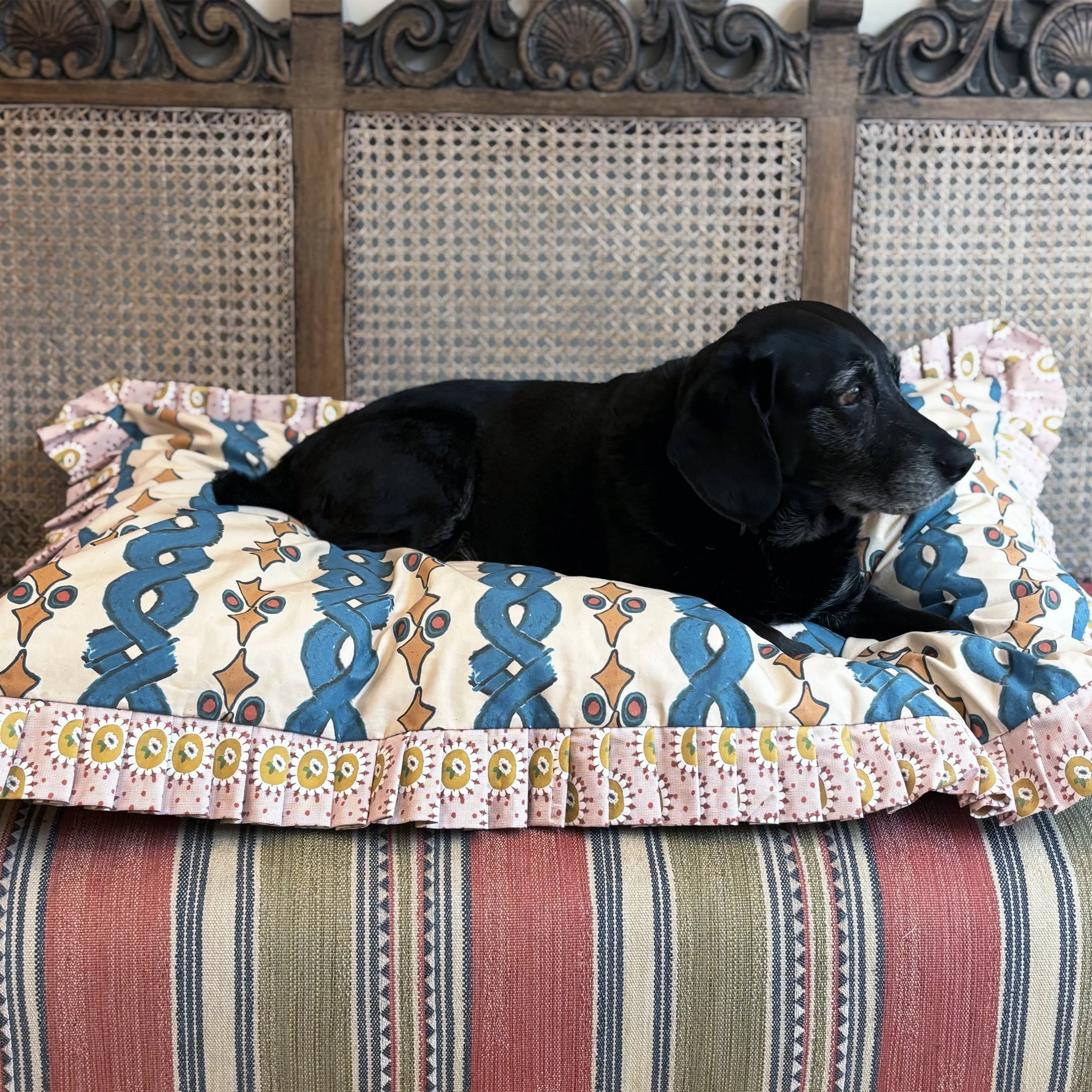 pipo stripe dog bed 4.jpg