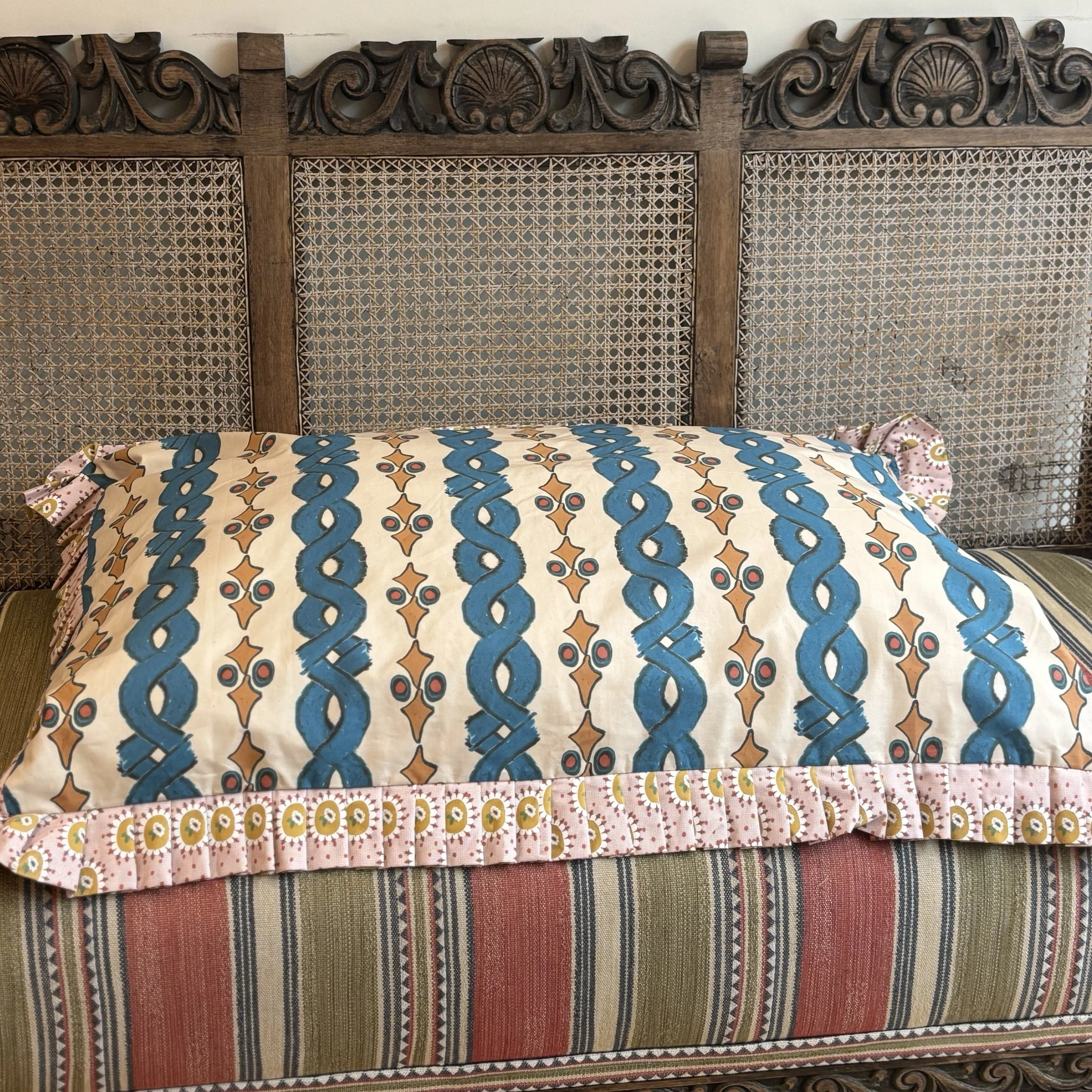 pipo stripe dog bed 8.jpg