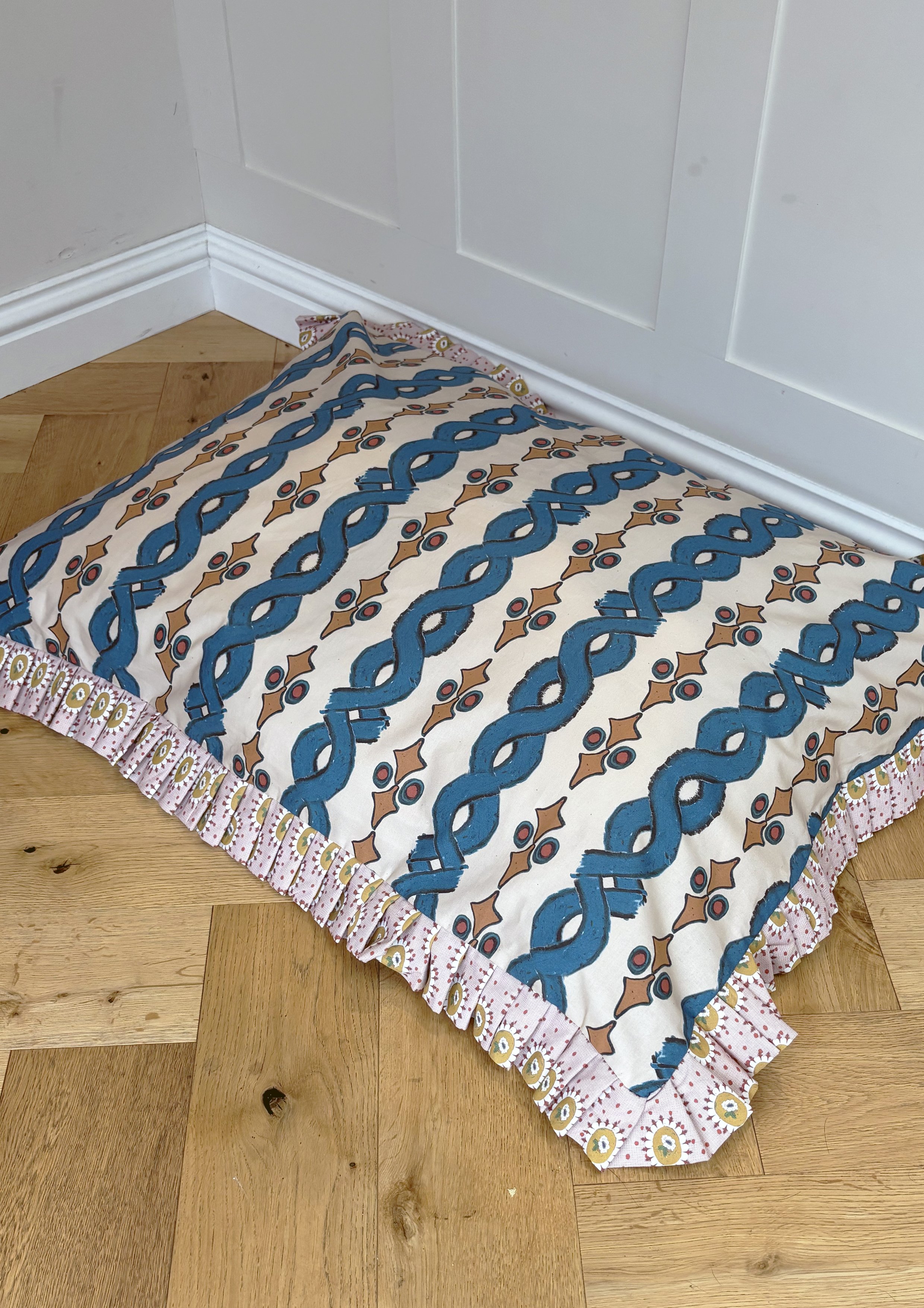 pipo stripe dog bed 1.jpg