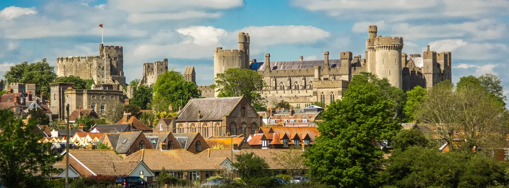 UK-England-SouthDowns-ArundelToSouthStokeWalk-01-1709x633-DesktopHeader-Arundel-castle-Arundel-Castle-Monument-England.jpg.webp