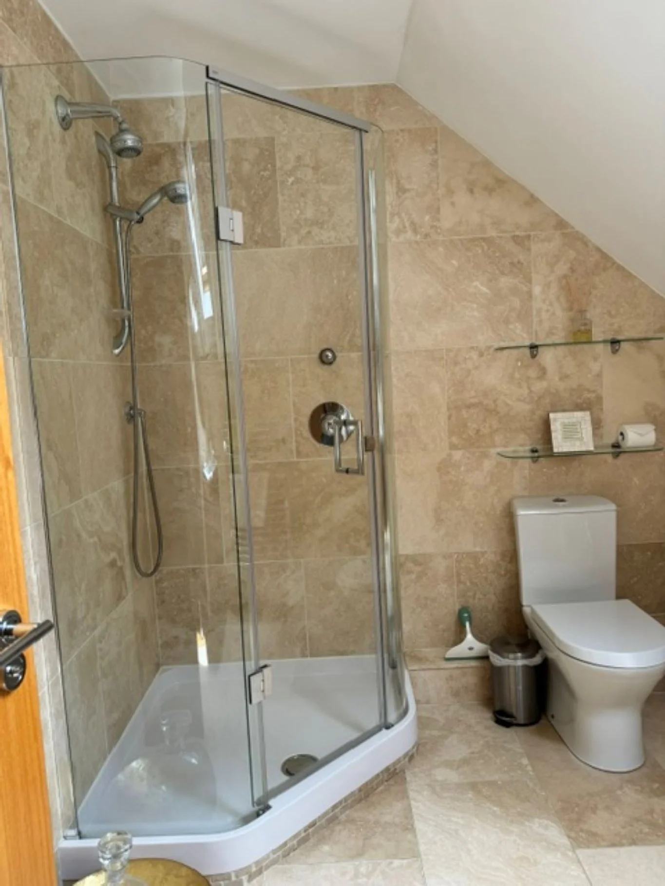 cosy nook shower vrbo.jpg