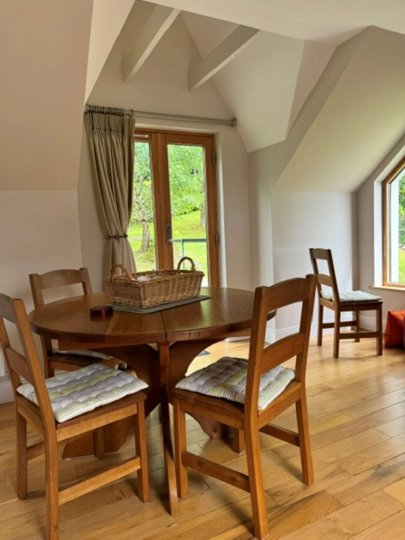 cosy nook table vrbo.jpg