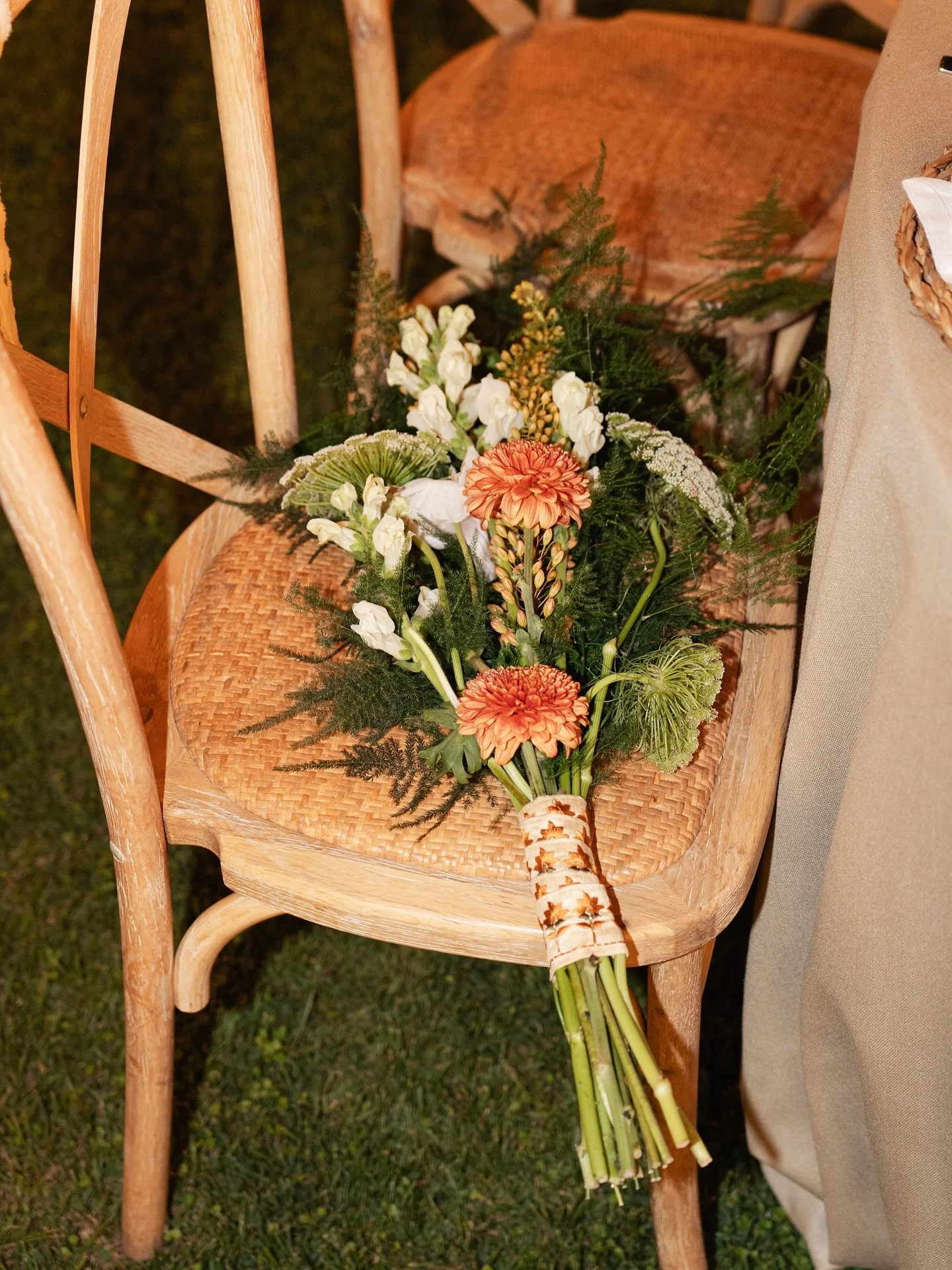 El ramo lo decid&iacute; d&iacute;as antes de la boda. Cuando ya me visualic&eacute; entrando en la iglesia, vi claro lo que encajaba con mi vestido. Un ramo con toques naranjas, flores muy frescas y un poco de ca&iacute;da. Blanca de @thetallervalen