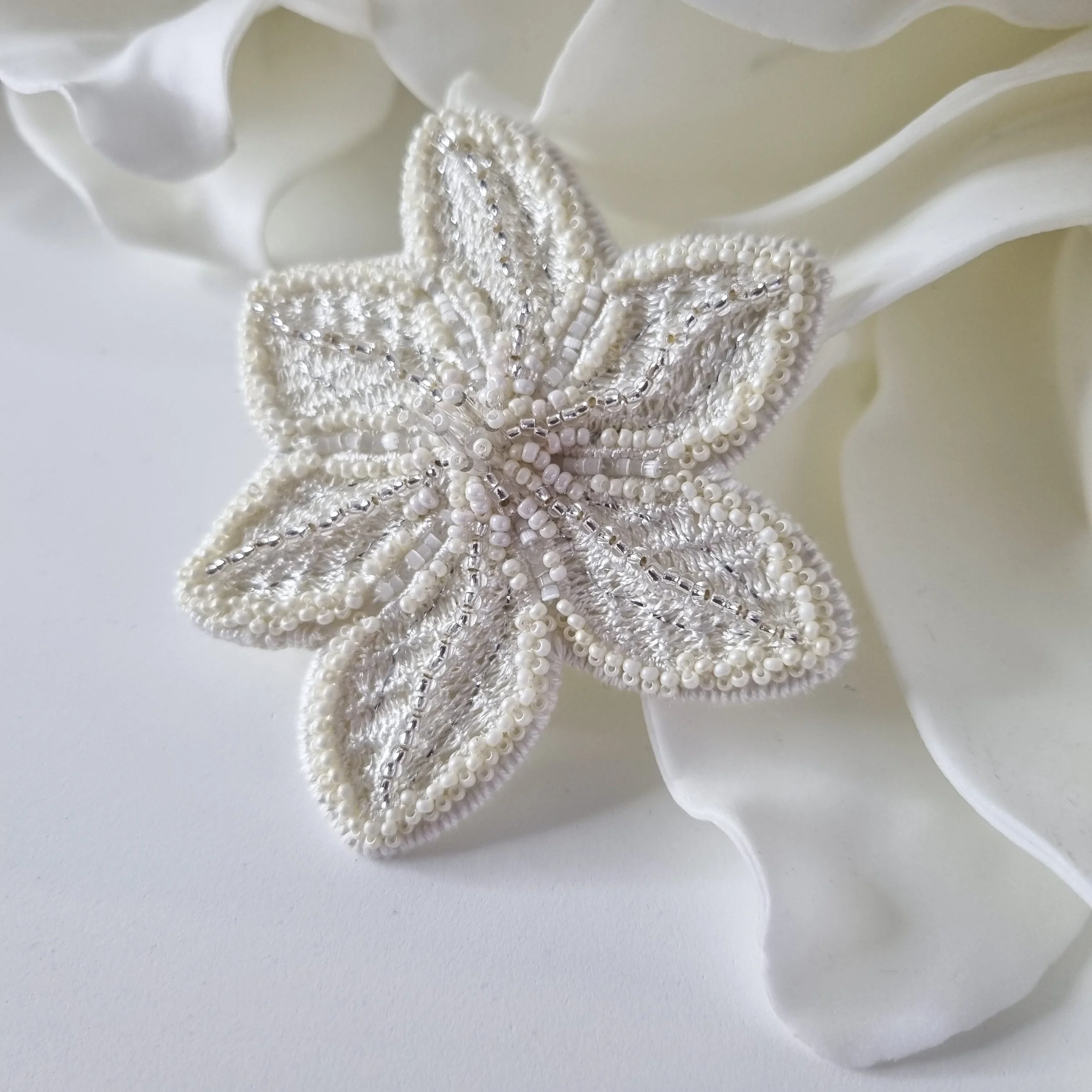 Fleurs-florale-broche-blanc-broderie.jpeg.jpg