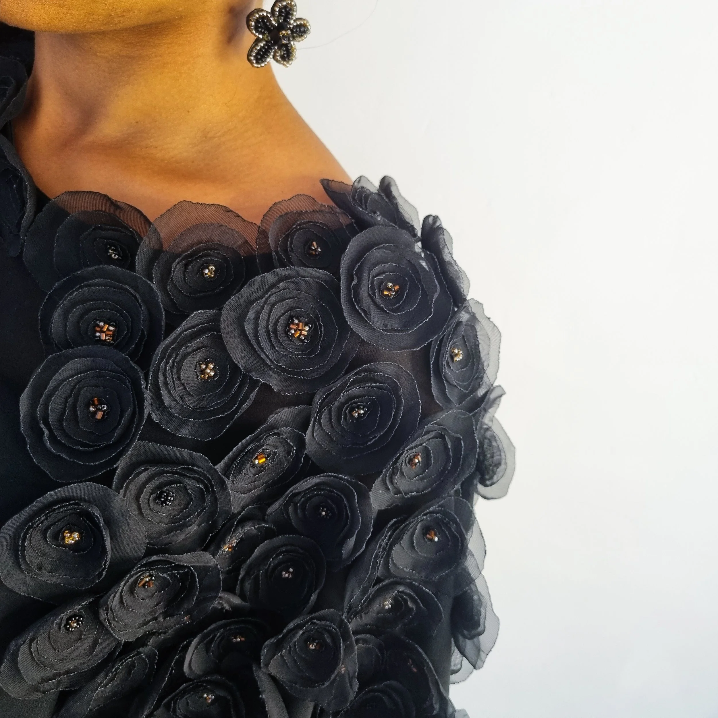 hautecouture-mousseline-fleurs-bijou-noir.jpeg.jpg