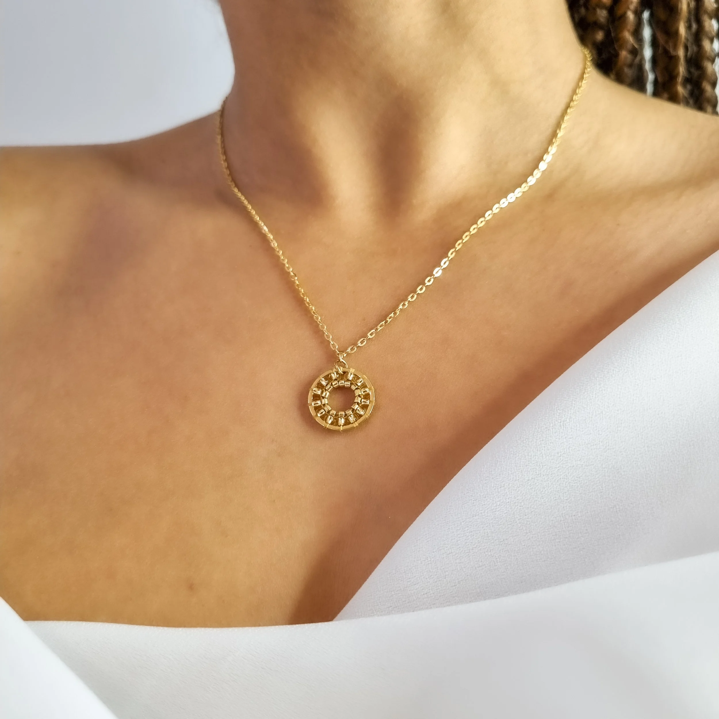 bijou de cou origine doré cercle cadeau.jpg