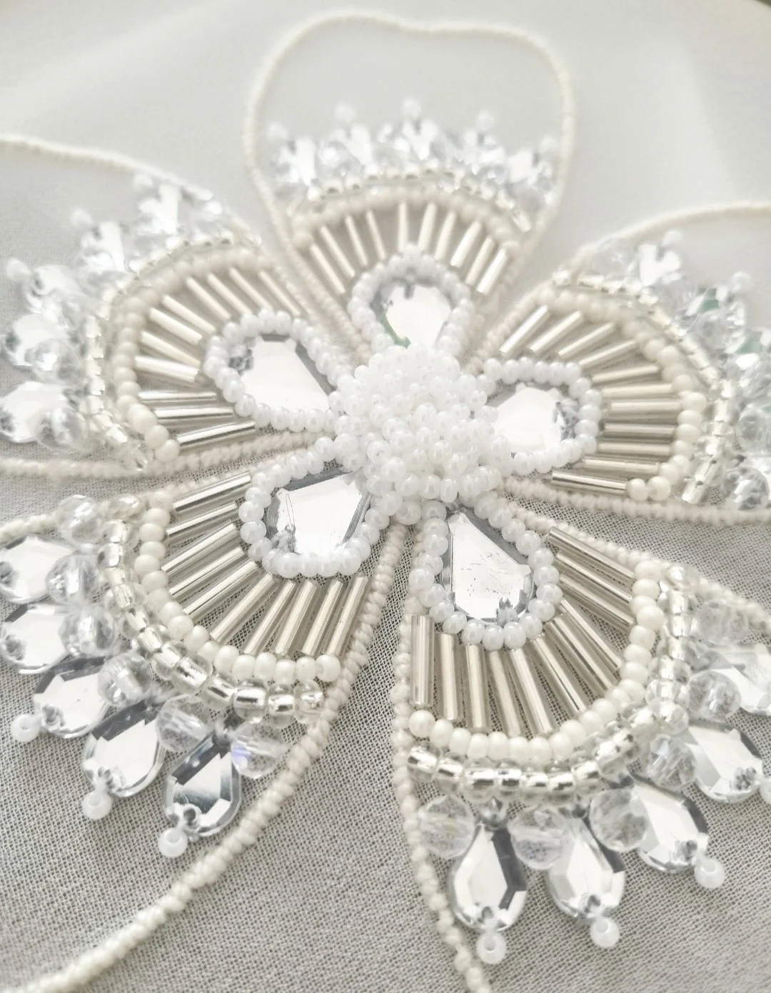 fleur-broderie-blanc-sequin-perles-creation-mariage-decoration.jpeg.jpg