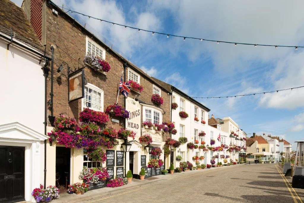 Kings Head Pub in Rye with beautiful overflowing flower boxes
