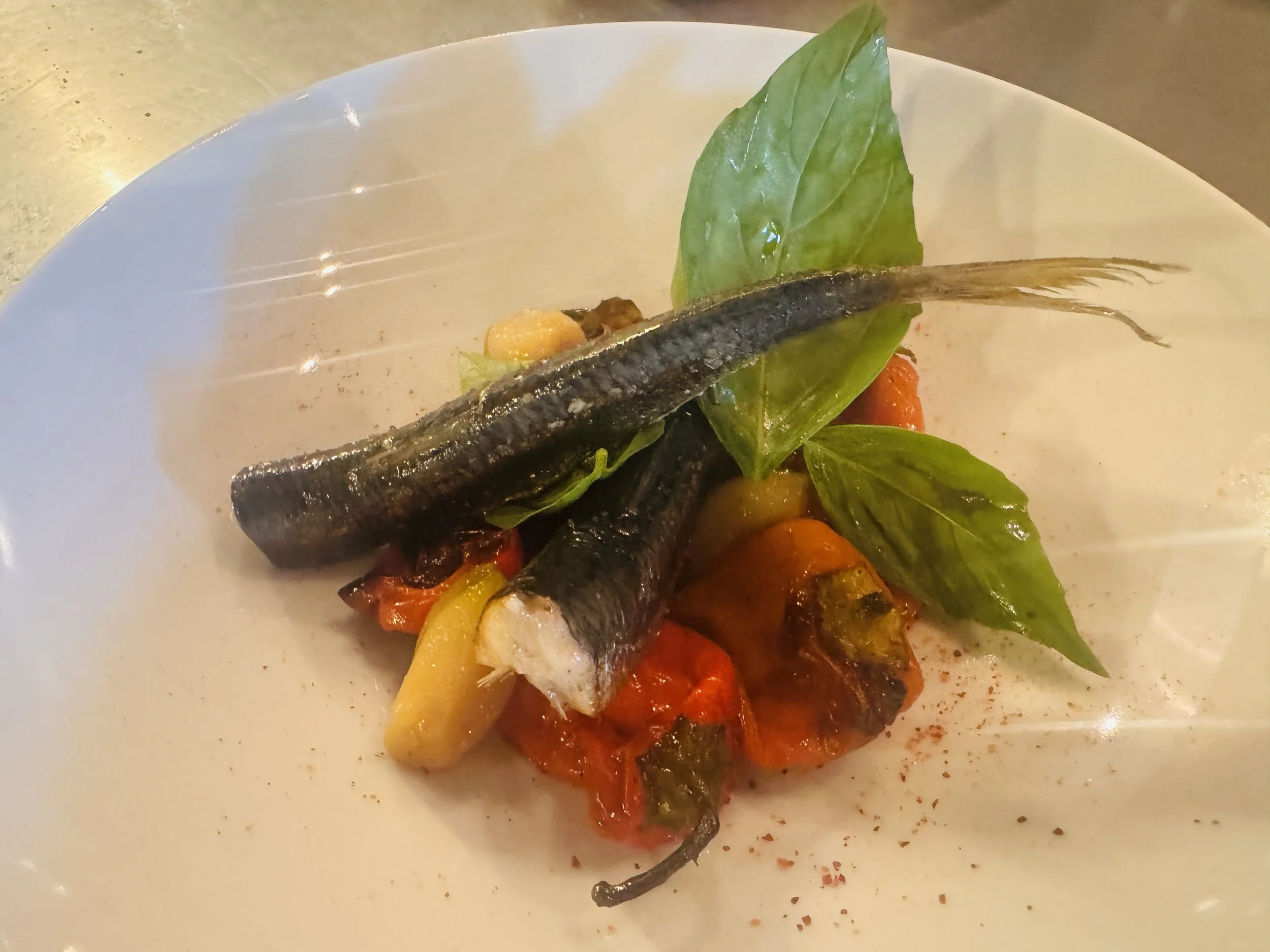 Assiette avec poisson, légumes et basilic