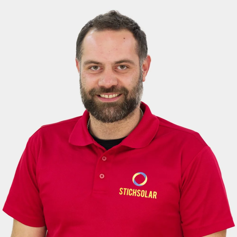 Ein graues, vollsymbolisches Porträt einer menschenähnlichen Figur mit kurzem Haar, ohne erkennbare Gesichtszüge, auf hellem Hintergrund.