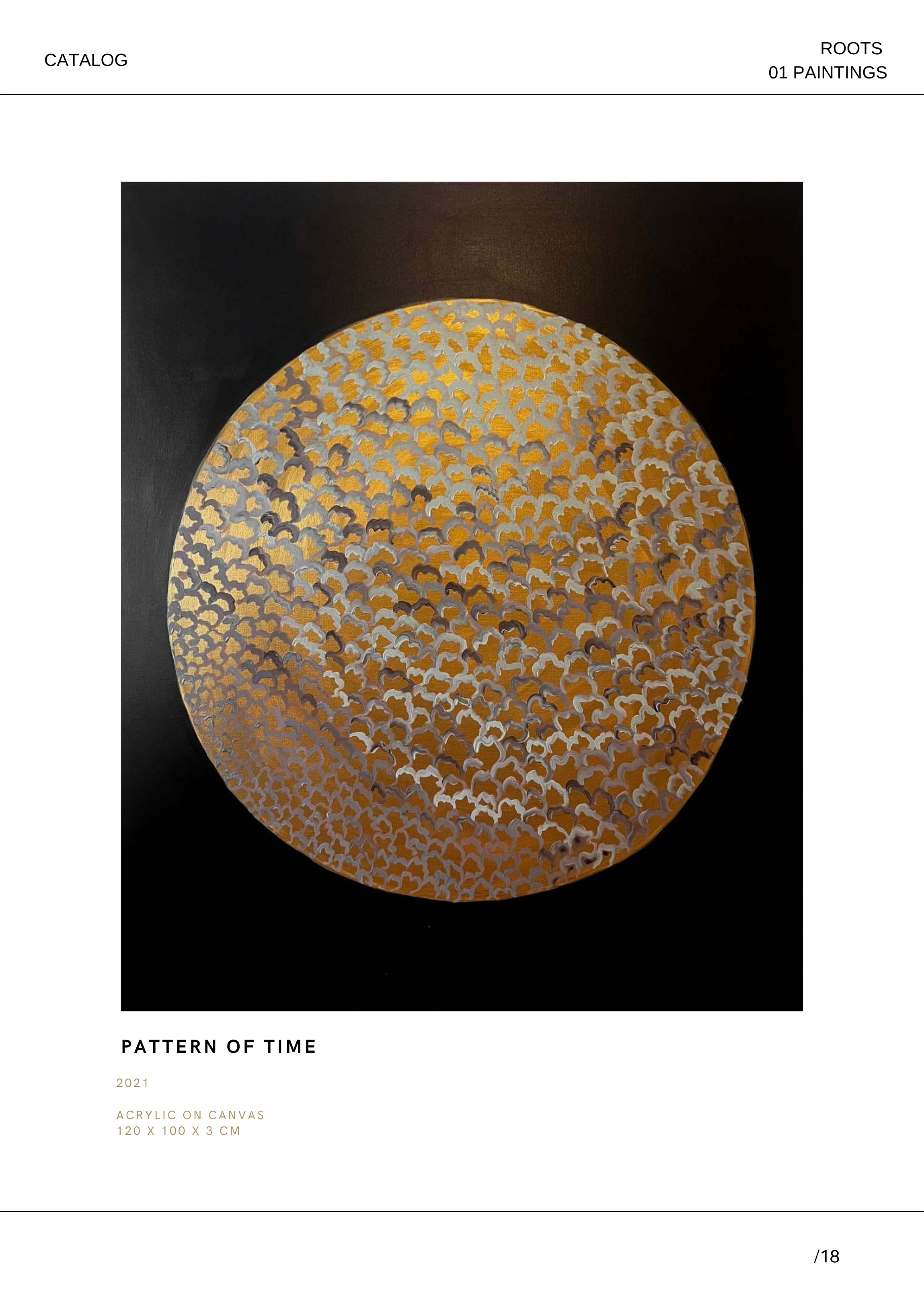 Ein kreisförmiges Kunstwerk mit einem goldenen, wellenförmigen Muster auf einem weißen Hintergrund, auf schwarzem Hintergrund. Darüber steht 'Pattern of Time', darunter sind Details wie Jahr 2021, Acryl auf Leinwand, Maße 120x100x3 cm.