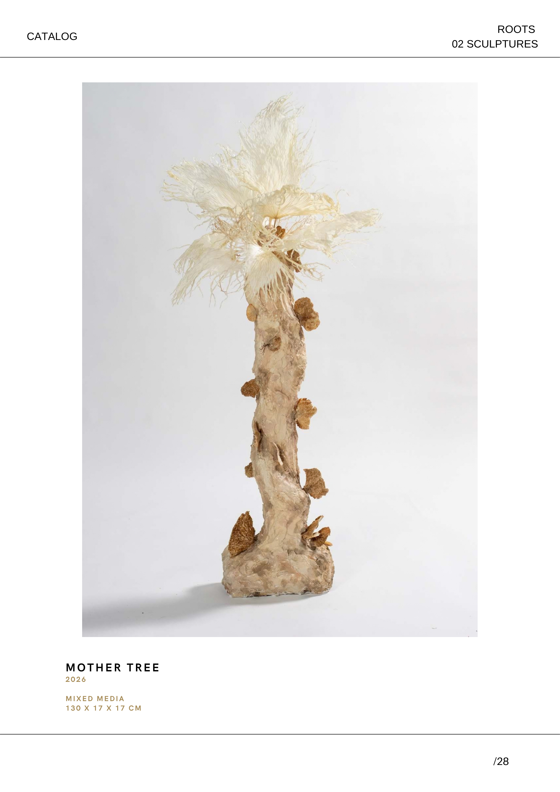 Skulptur eines Baumes, der hauptsächlich aus weißen, leicht gebogenen und verzweigten Materialien besteht, mit braunen, pilzähnlichen Elementen am Stamm. Das Kunstwerk steht auf einem hellen, rechteckigen Sockel. Der Titel lautet "Mother Tree" und wu