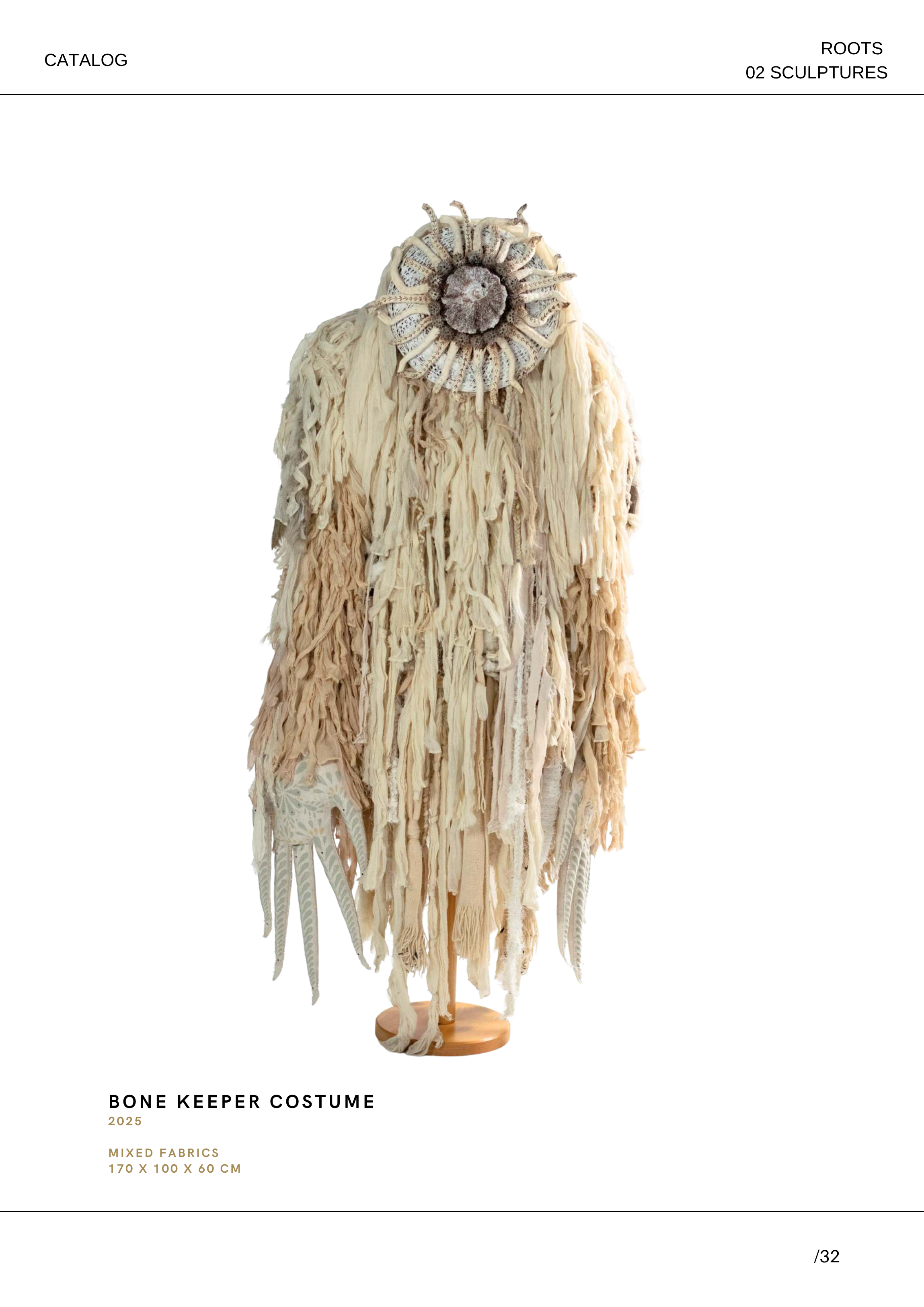 Ein ungewöhnliches Kostüm namens 'Bone Keeper', bestehend aus gemischten Stoffen in beige und cremefarben, auf einem Standfuß präsentiert. Das Kostüm hat eine Textur aus langen, gestrickten und geflochtenen Stoffstreifen.