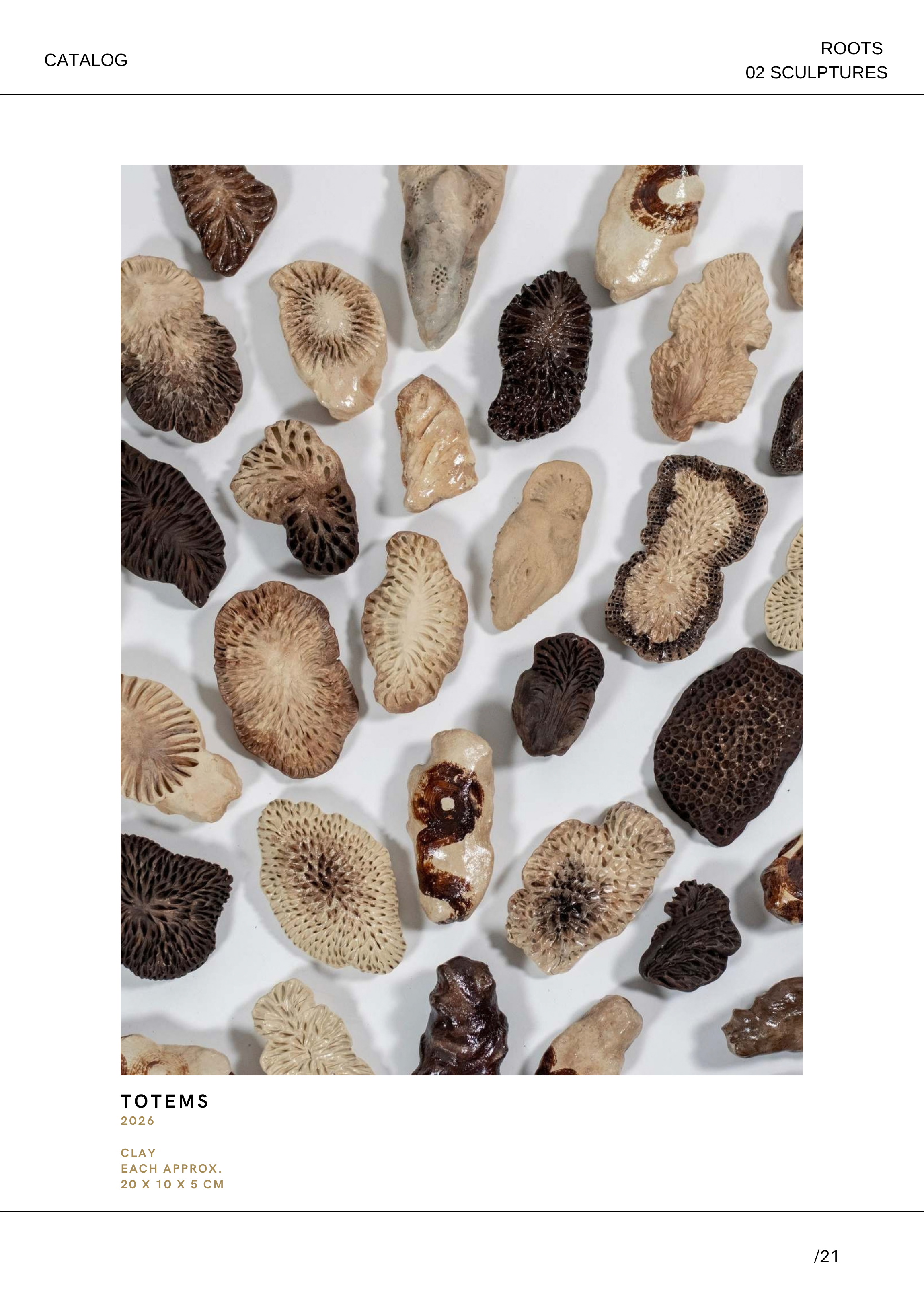 Fotografie einer Sammlung von Totems aus Ton in verschiedenen Formen und Farben, auf weißem Hintergrund, Teil eines Katalogs für Skulpturen.