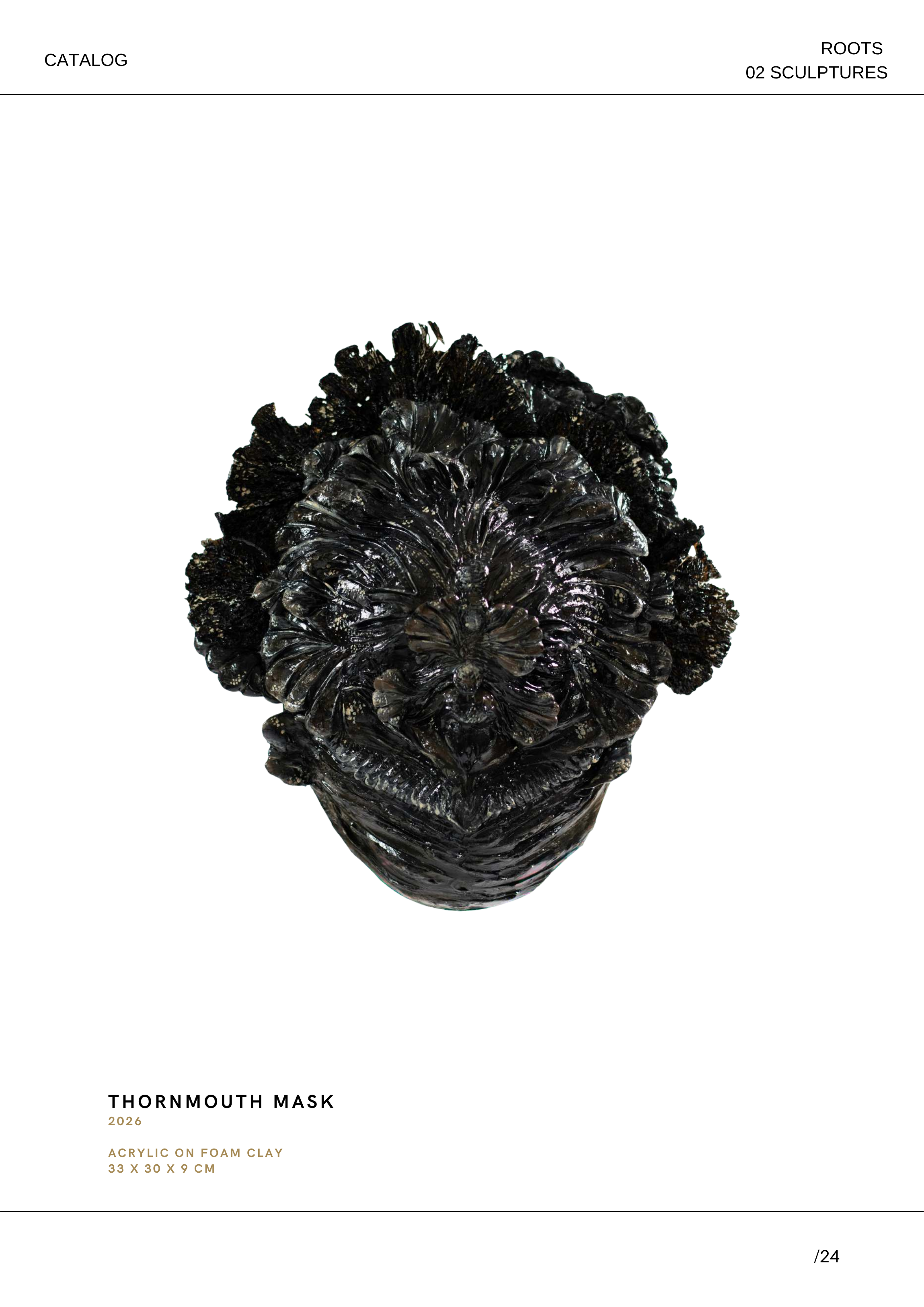 Schwarze, kunstvoll gestaltete Skulptur namens 'Thornmouth Mask', gefertigt aus Acryl und Schaumgips, mit den Maßen 33 x 30 x 9 cm, präsentiert auf einer weißen Hintergrundseite in einem Katalog.