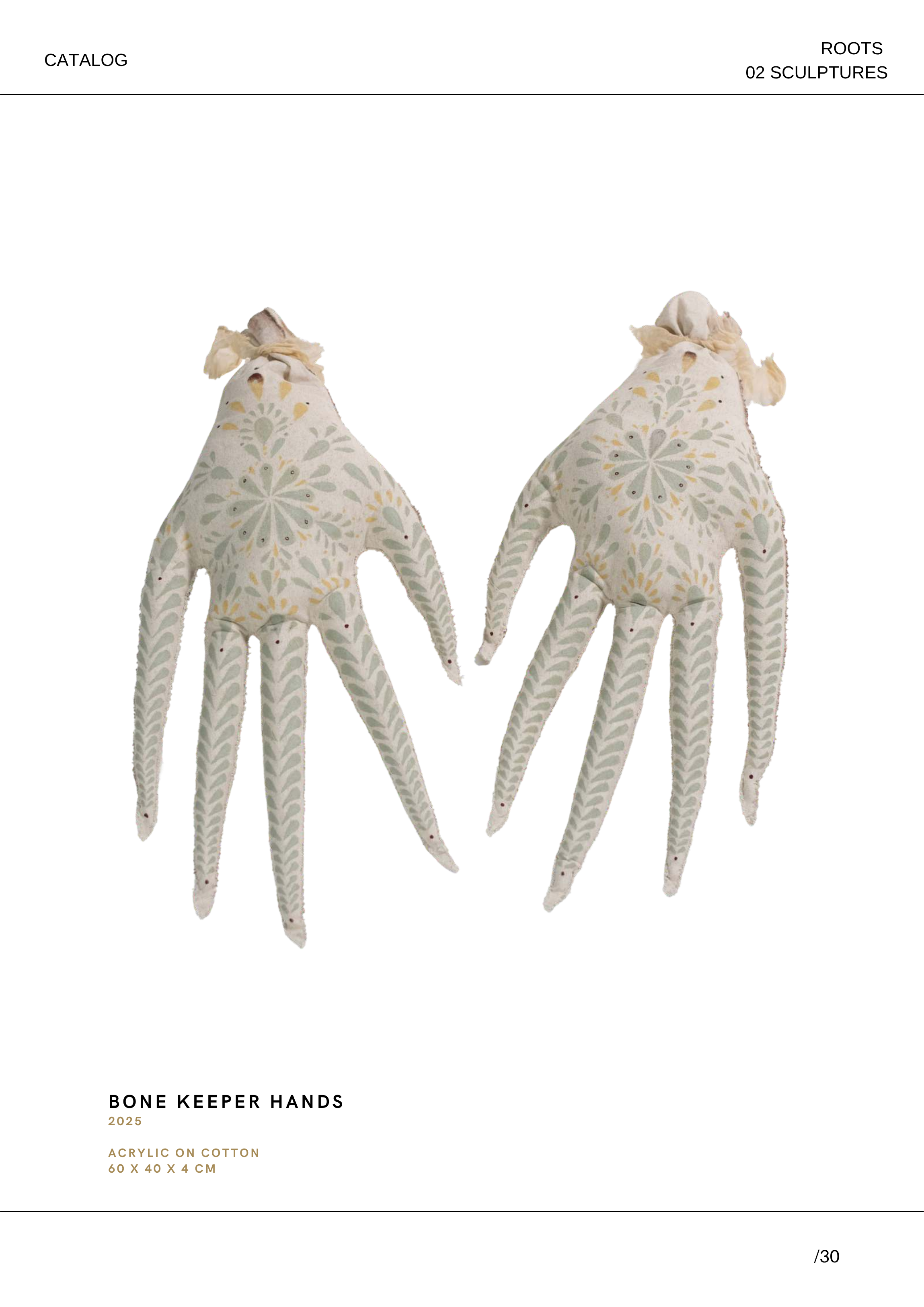 Zwei handgefertigte Stoffskulpturen, die wie Hände mit langen, schlanken Fingern aussehen, mit floral gemustertem Stoff in Pastellfarben, liegen auf einem weißen Hintergrund. Das Dokument ist ein Katalog mit der Überschrift »Roots« und der Bezeichnun