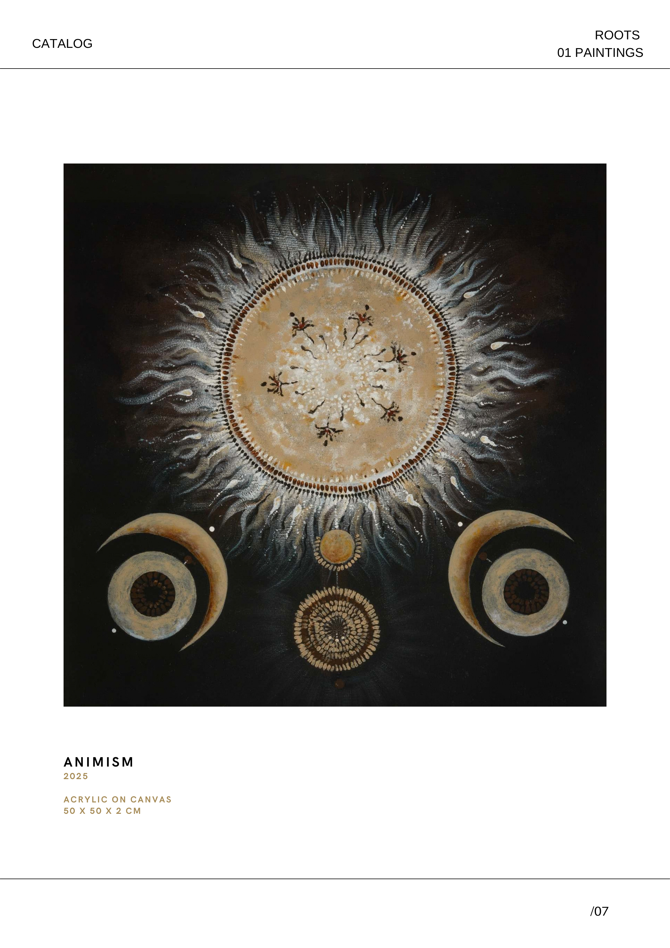 Katalogseite mit einem Kunstwerk, das aus einem großen, runden Muster mit anmutigen, scheibenartigen Formen besteht, die um ein zentrales Design angeordnet sind. Das Kunstwerk hat einen schwarzen Hintergrund mit beige, braunen, weißen und schwarzen D