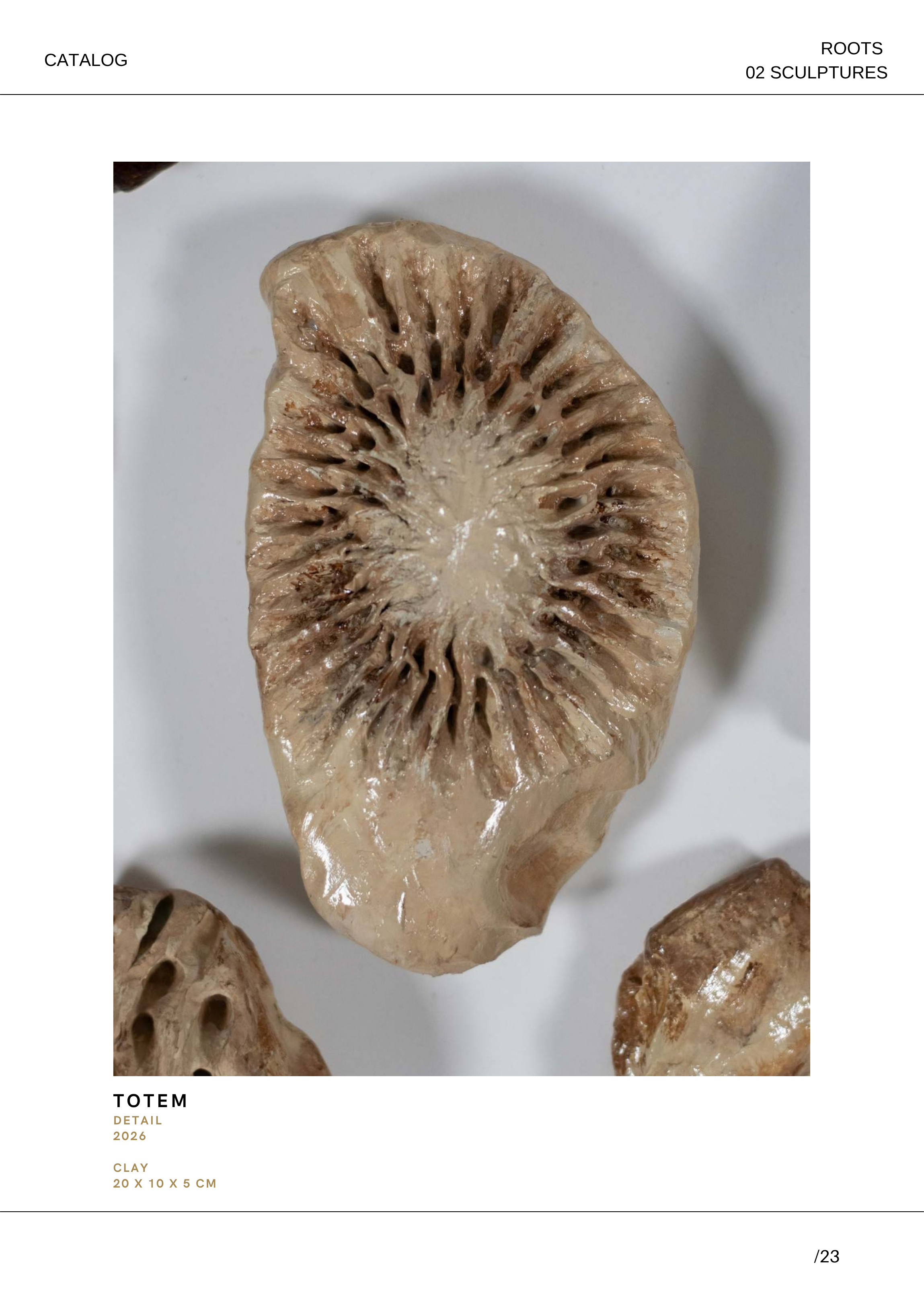 Ein geschnitztes kunstvolles Totem aus Ton mit einer Länge von 20 cm, Breite von 10 cm und Höhe von 5 cm, das im Jahr 2026 hergestellt wurde.
