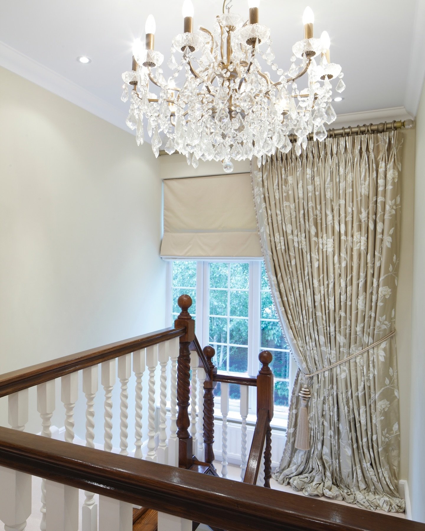 Happy Monday! I had the pleasure of designing this property over 8 years ago, and it still holds a special place in my heart. The oak staircase, decorative trims, and crystal chandelier are timeless elements that reflect the beauty of traditional arc