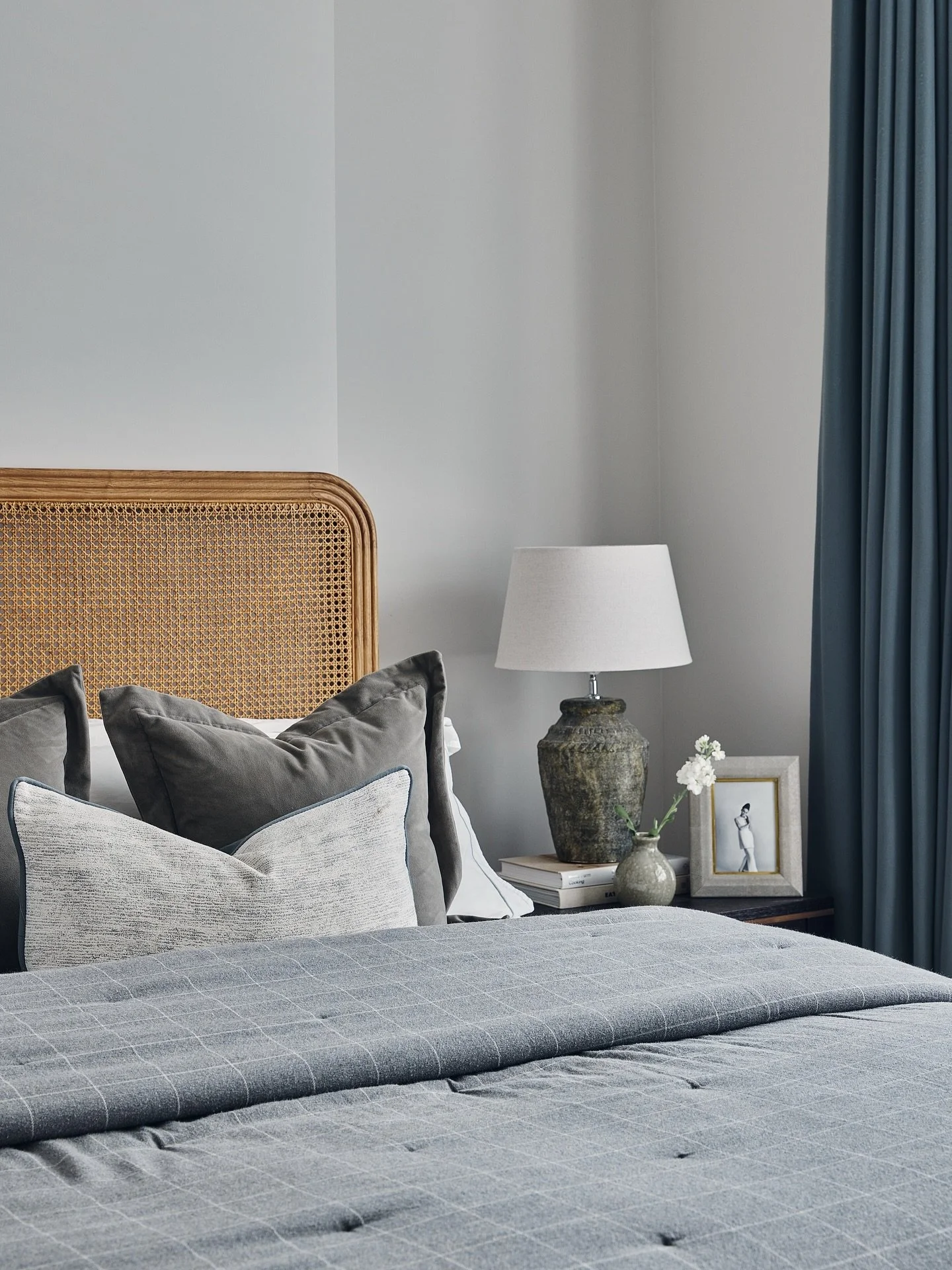 Luxury design doesn&rsquo;t mean every item carries a luxury price tag.💰For this Fulham bedroom, we invested in bespoke cabinetry and window treatments. These pieces elevate the space with details like @samuelandsons trims and quality fabrics.

To b