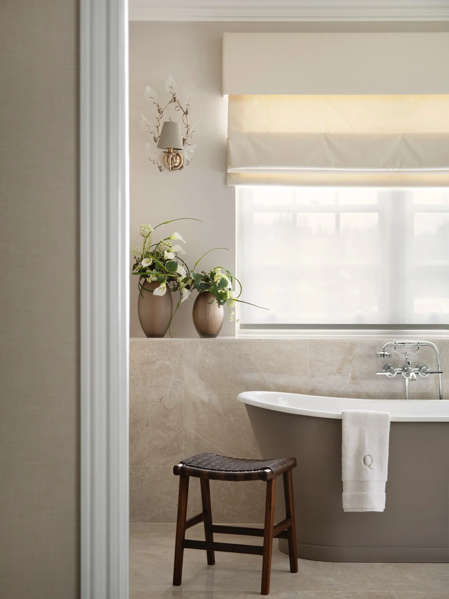 Things people don&rsquo;t think they need in bathrooms&hellip; but they really do.

✨ Decorative lighting: it adds depth and softness that overheads can&rsquo;t.
 ✨ Window treatments: layers that bring both privacy and decoration.
 ✨ Faux foliage or 