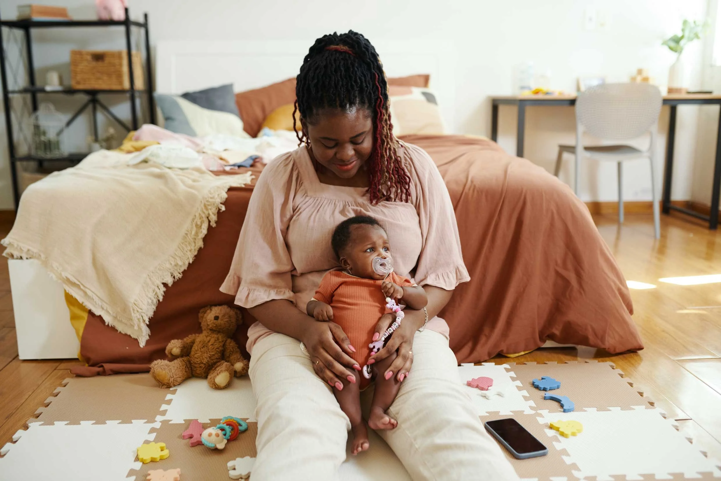 Mother-holder-her-baby-at-6-weeks.jpg