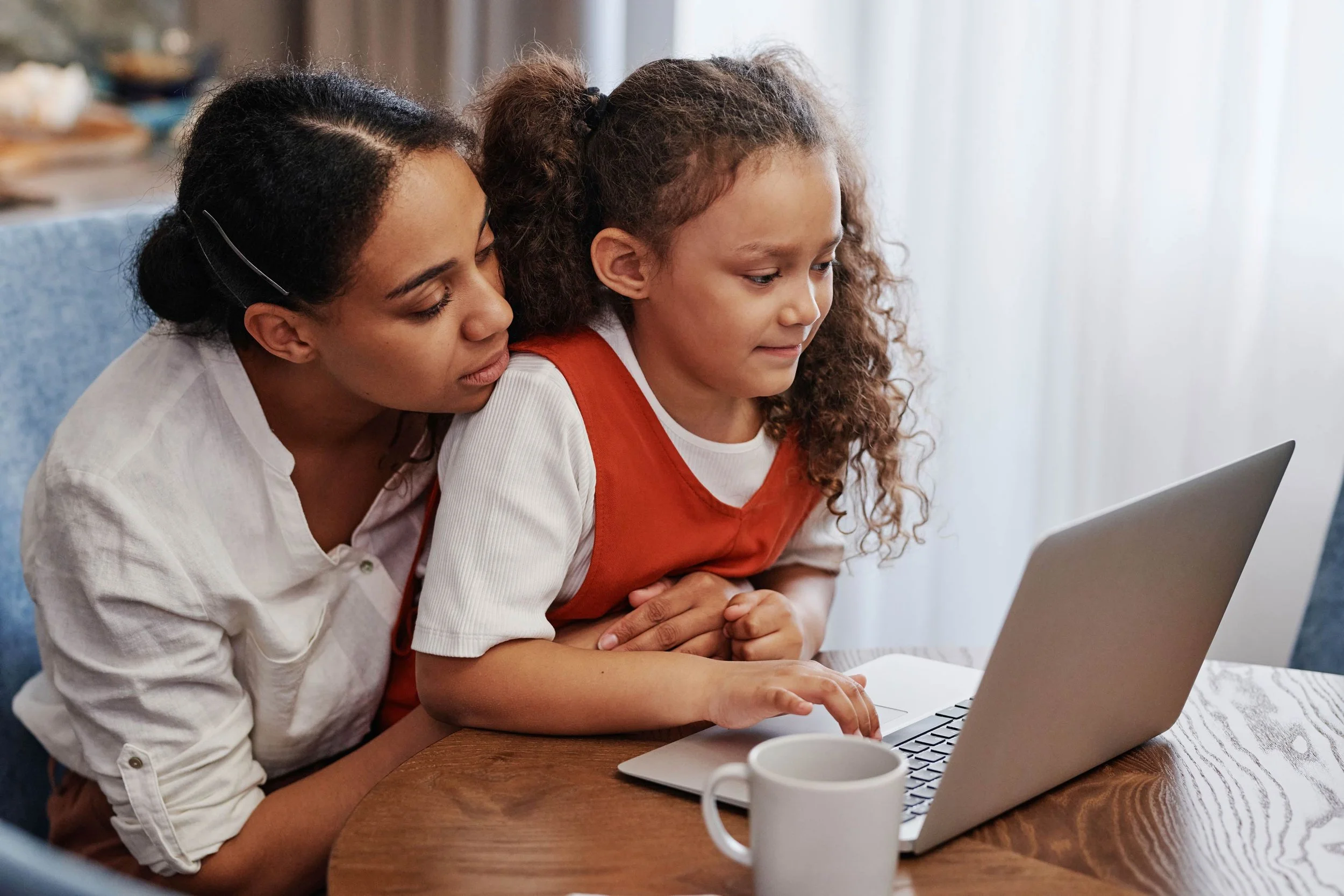 Mom-helping-her-child-with-back-to-school-homework
