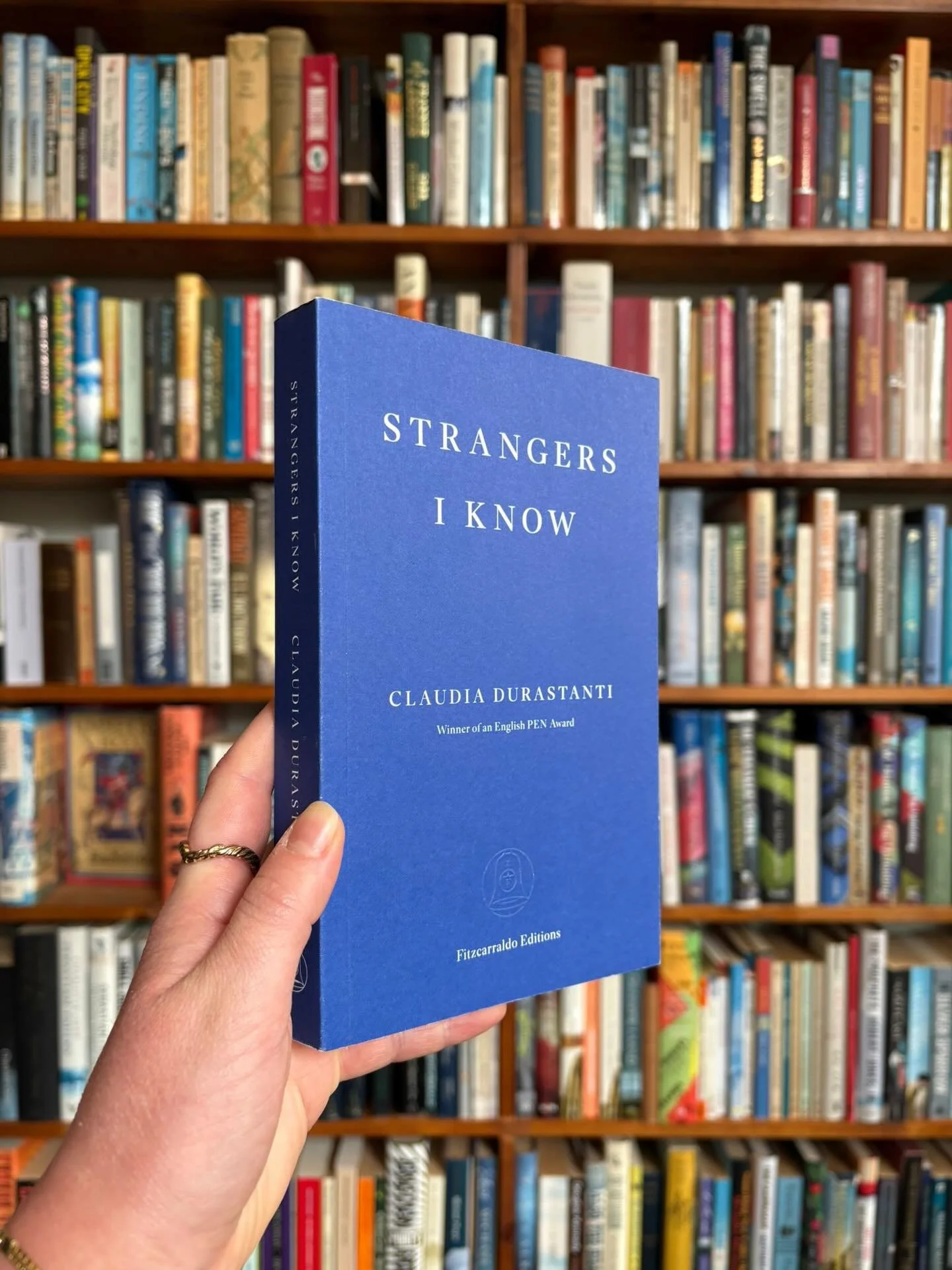 In conversations from our Talking with Translators series, we ask all of the translators if there is a book translated from any language they would recommend. Here we have Strangers I Know by @claudia.durastanti, translated by Elizabeth Harris (@fitz