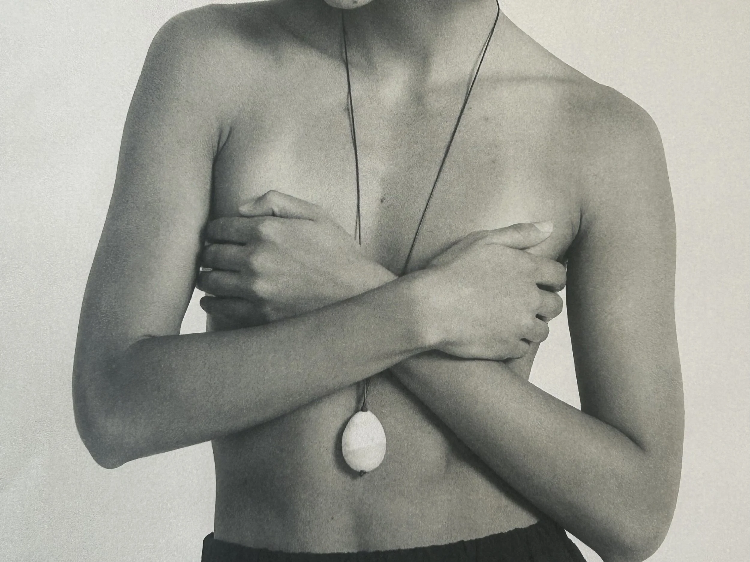 White agate half egg pendant necklace 380€ - R$ 1640