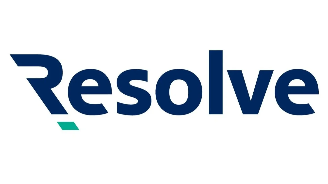 Das Bild zeigt das Logo von Resolve auf weißem Hintergrund, mit dem Schriftzug in dunkler blauer Farbe und einem kleinen grünen Akzent unter dem Buchstaben R.