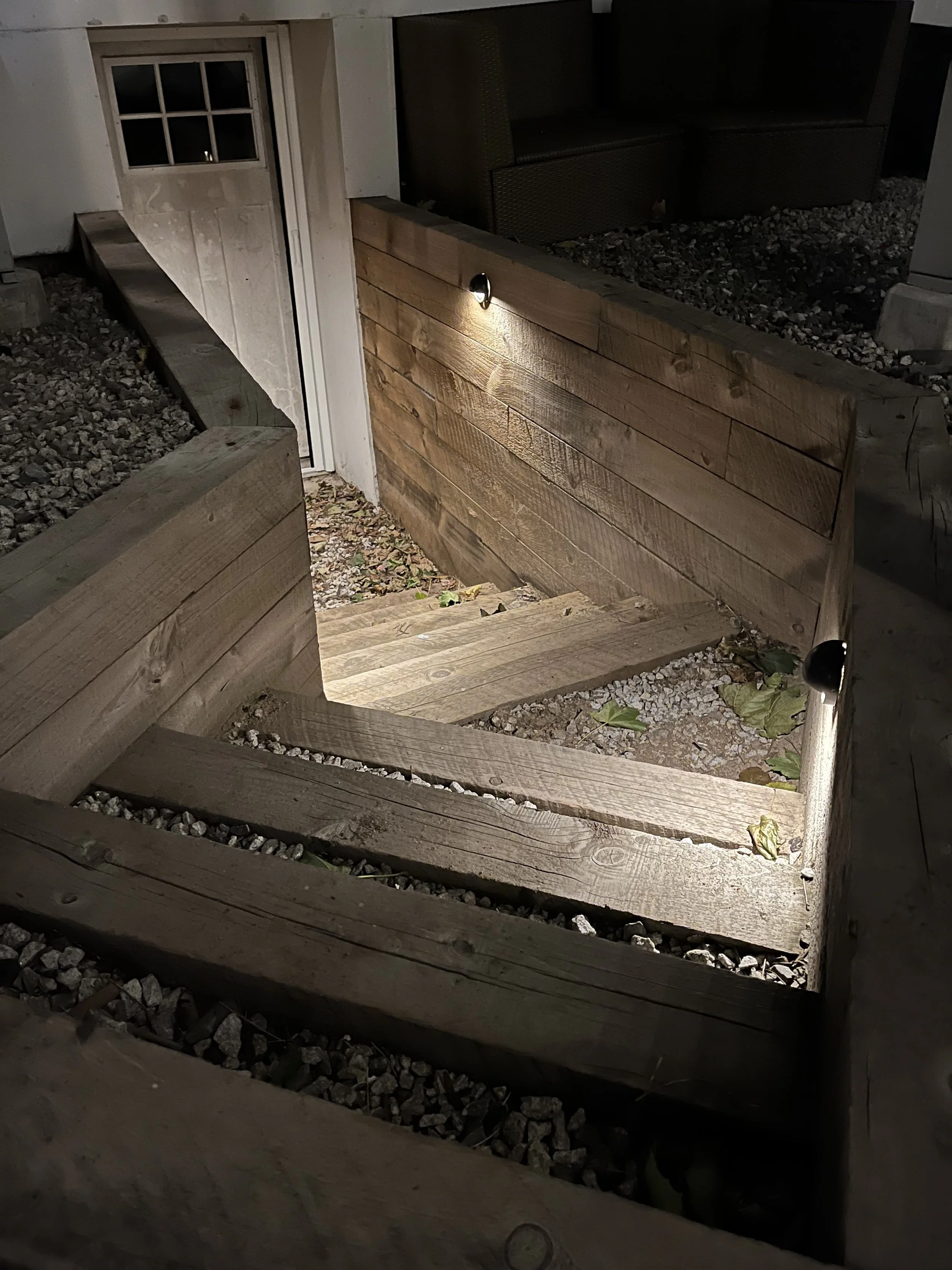 newton-deck-lighting-landscape-lighting-lowvoltage.jpg